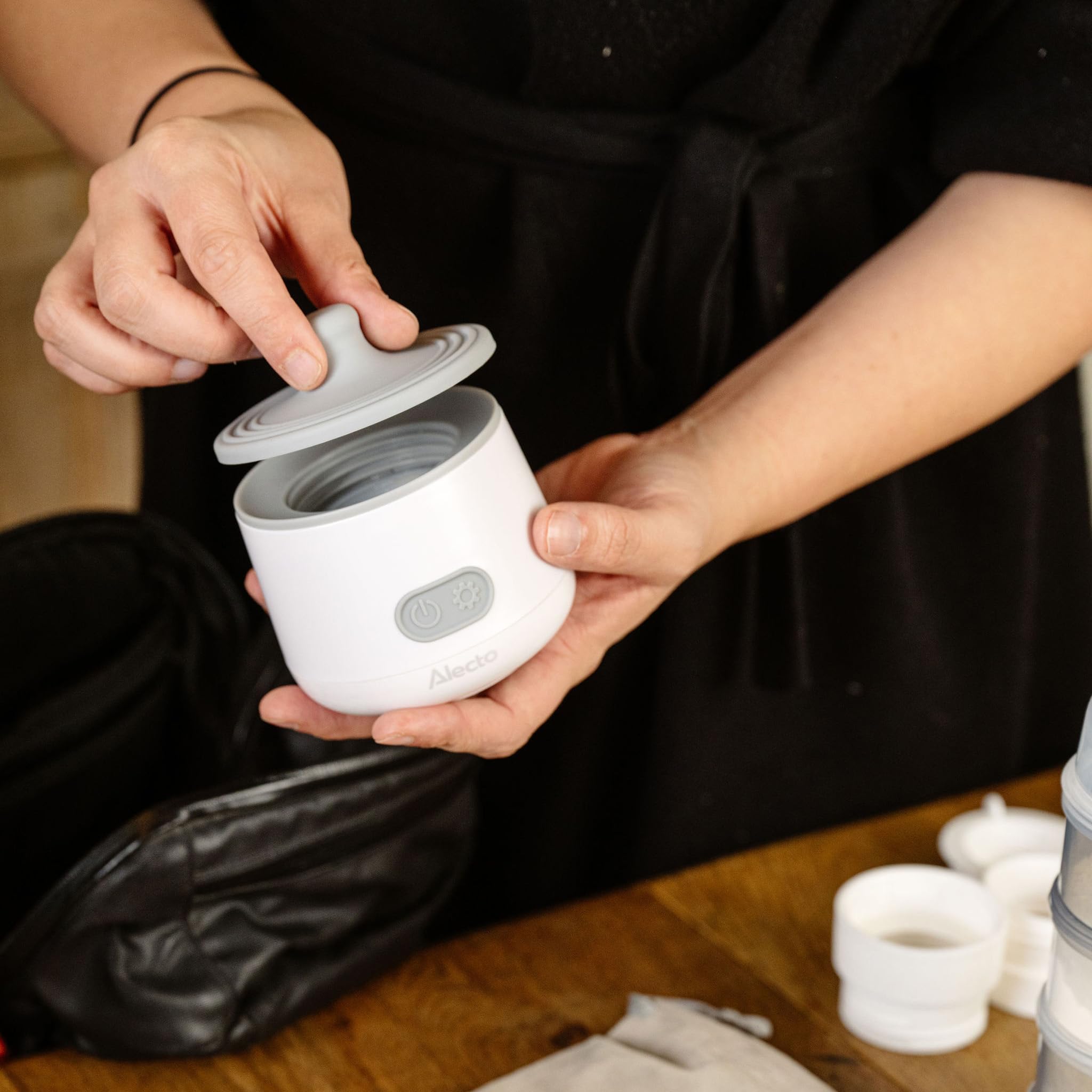 Alecto BW1000 Chauffe-biberon portable pour les déplacements et les stimulations, convient à presque tous les biberons – Blanc