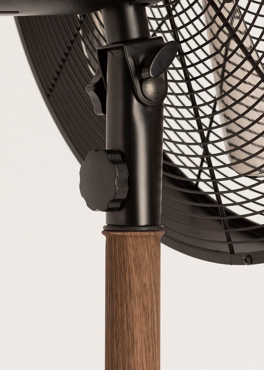 CREATE / AIR STAND WOOD/Oszillierender Standventilator Schwarz / 50W, höhenverstellbar und regulierbar, 3 Geschwindigkeiten, Sicherheitssystem, Ø40, Kupfermörtel