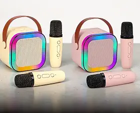Karaokê Rosa com 2 Microfones Sem Fio e Som Bluetooth: Portátil, recarregável e com modos de voz divertidos. Luzes LED para transformar sua casa em um palco de verdade. Cores Rosa e Bege.