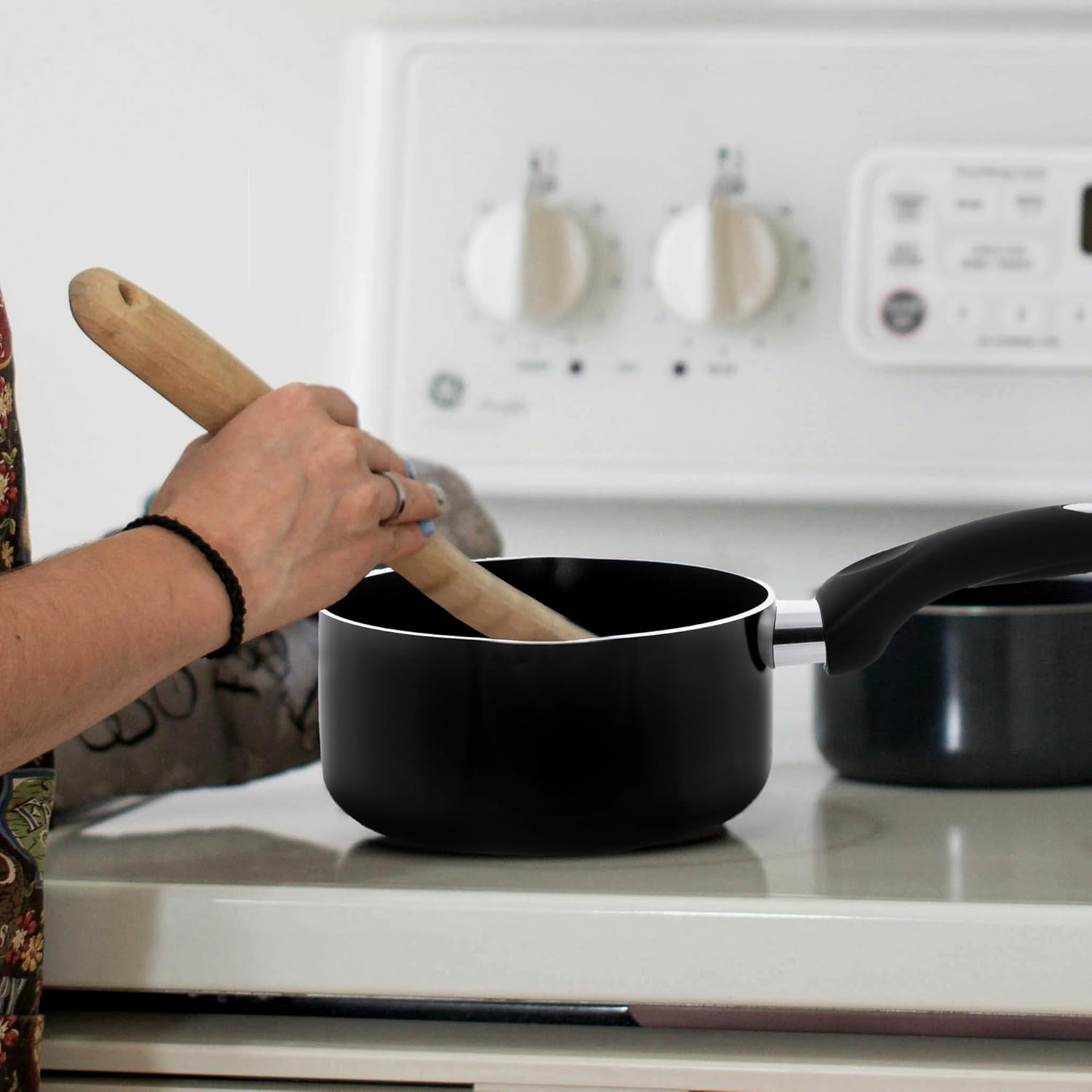 Premium 18cm Non-Stick Saucepan with Glass Lid, 2.5L Capacity, Soft Touch Handle, Steam Vent, Induction & All Hob Compatible, Dishwasher Safe, 2.5mm Pressed Aluminium