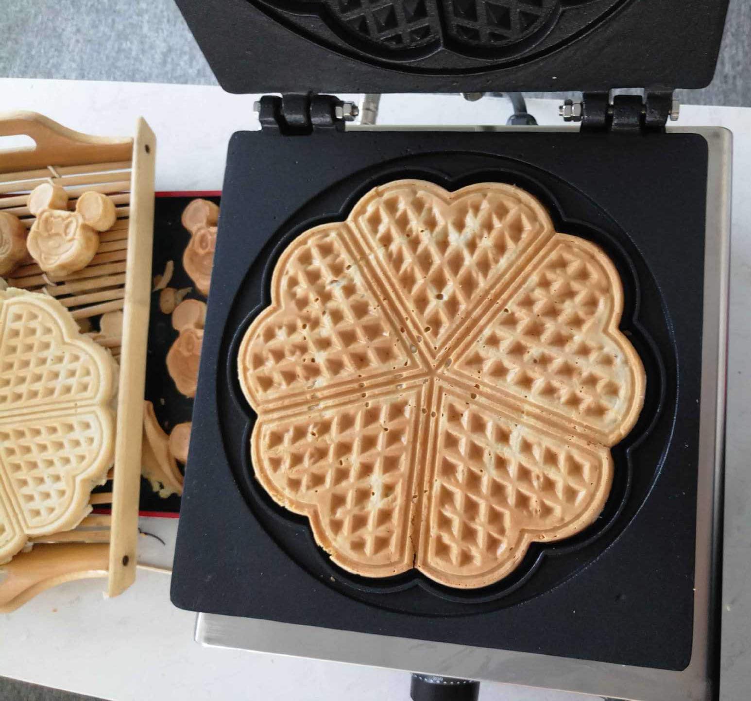 Wafflera estilo belga con control de temperatura y diseño de llenado profundo, carcasa de acero inoxidable, 220 V, ideal para gofres crujientes y esponjosos