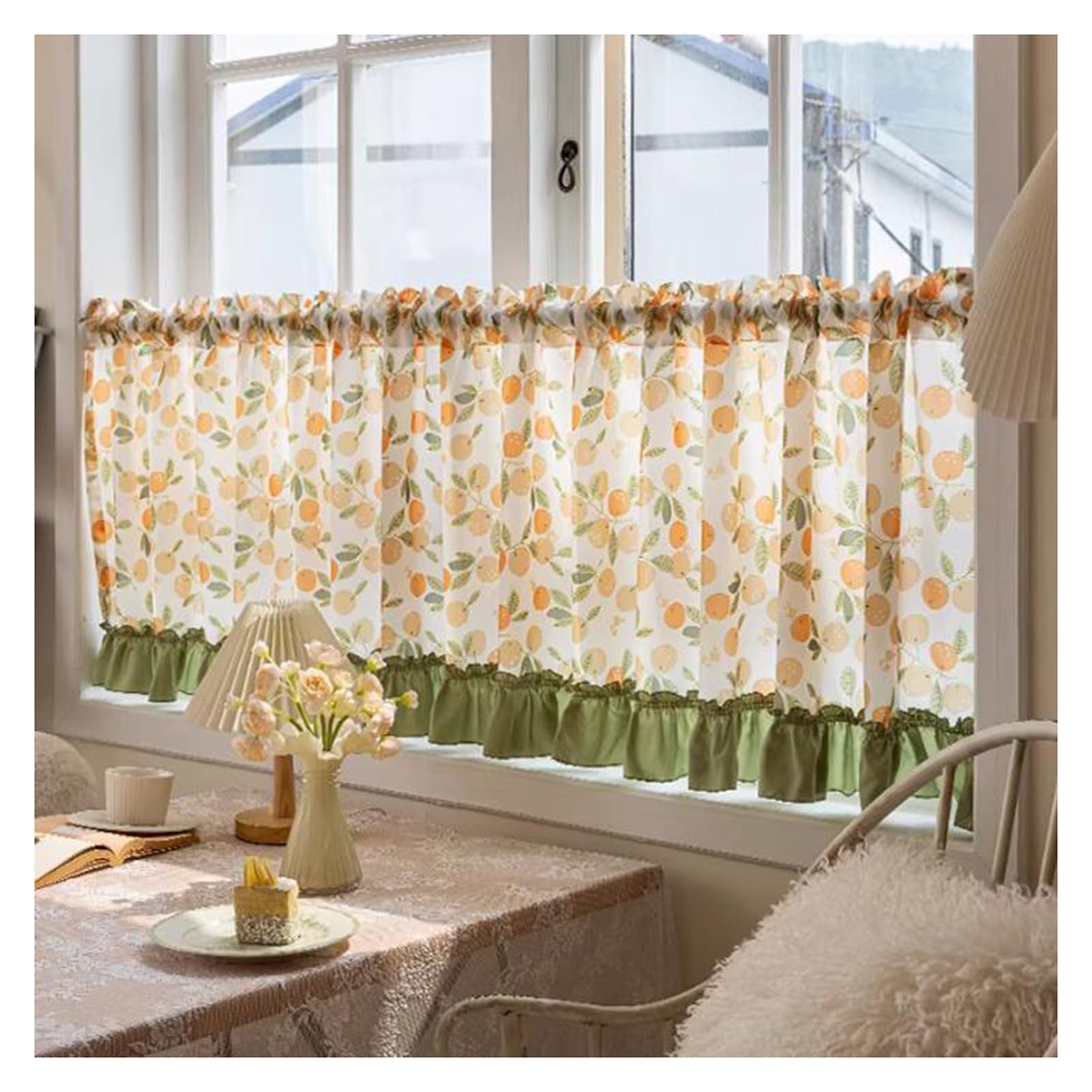 Cortinas opacas cortas elegantes para regular la luz natural en cocinas y baños