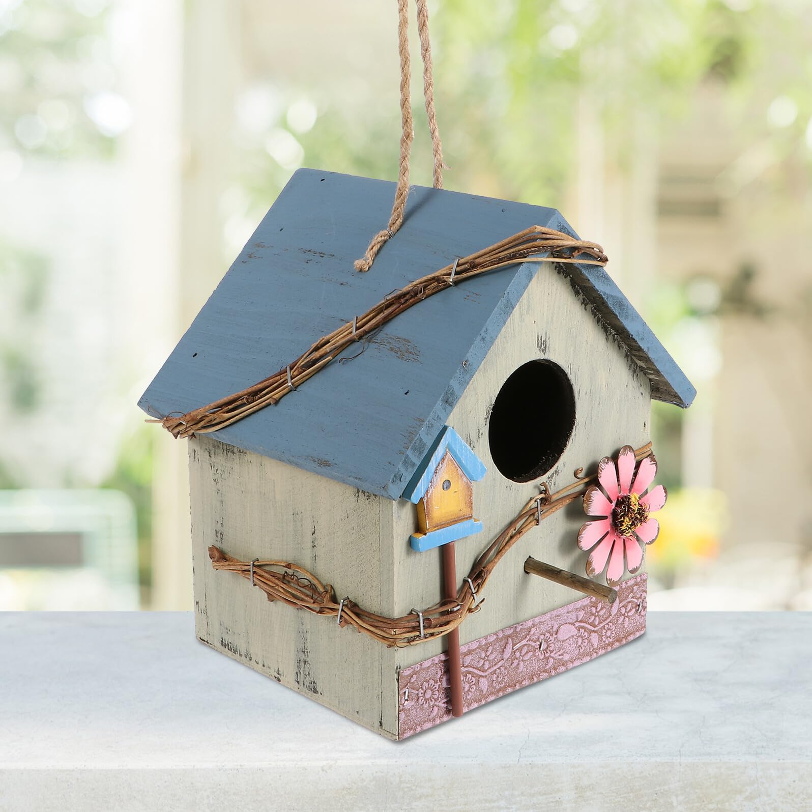 Hängendes Gartenvogelhaus aus Verbundmaterial mit Einzigartigem Design und Grünem Farbakzent für Wildvögel und Papageien im Garten der Terrasse