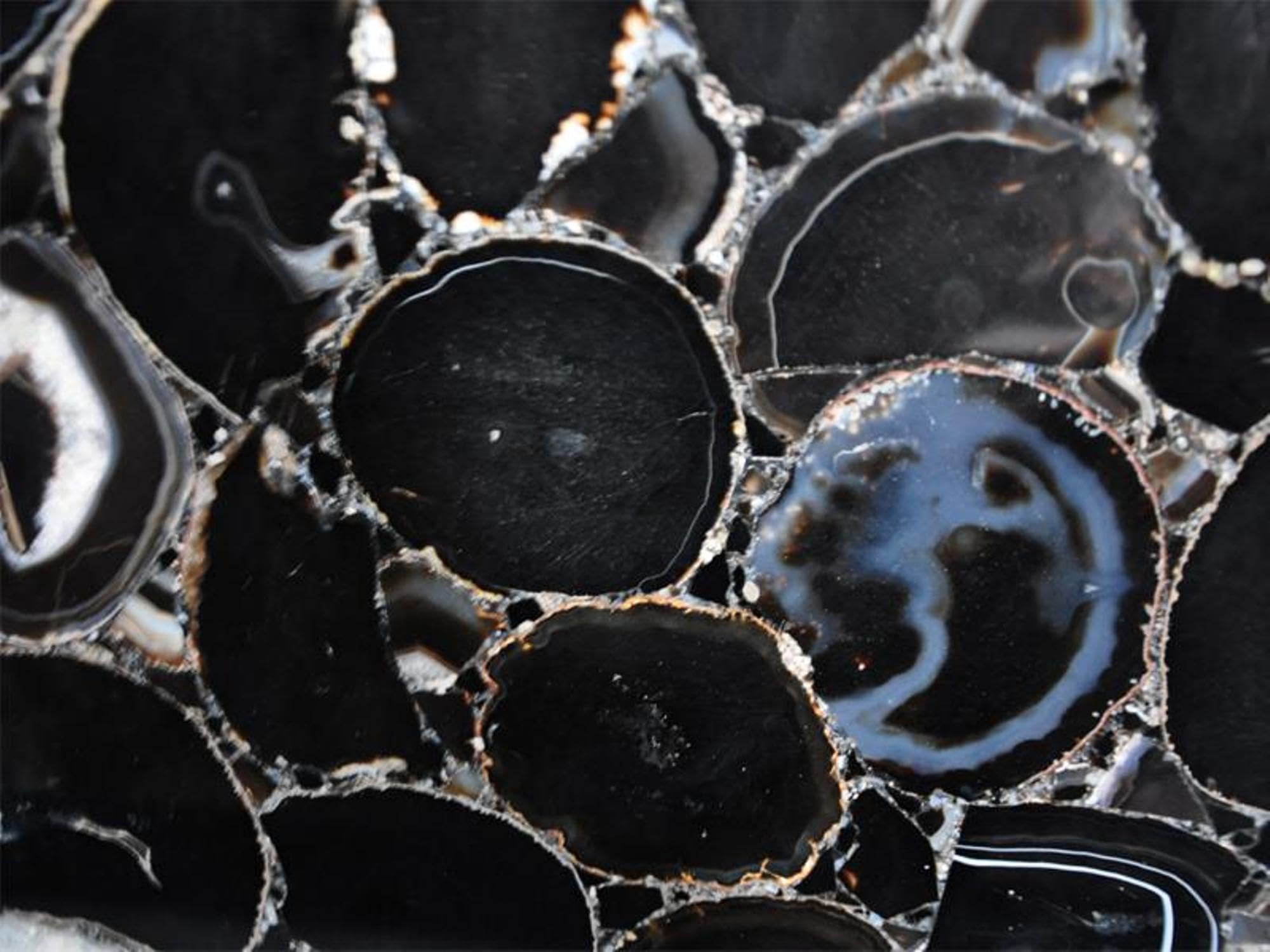 Table basse carrée agate noire 35,6 cm : sublimez un petit bureau