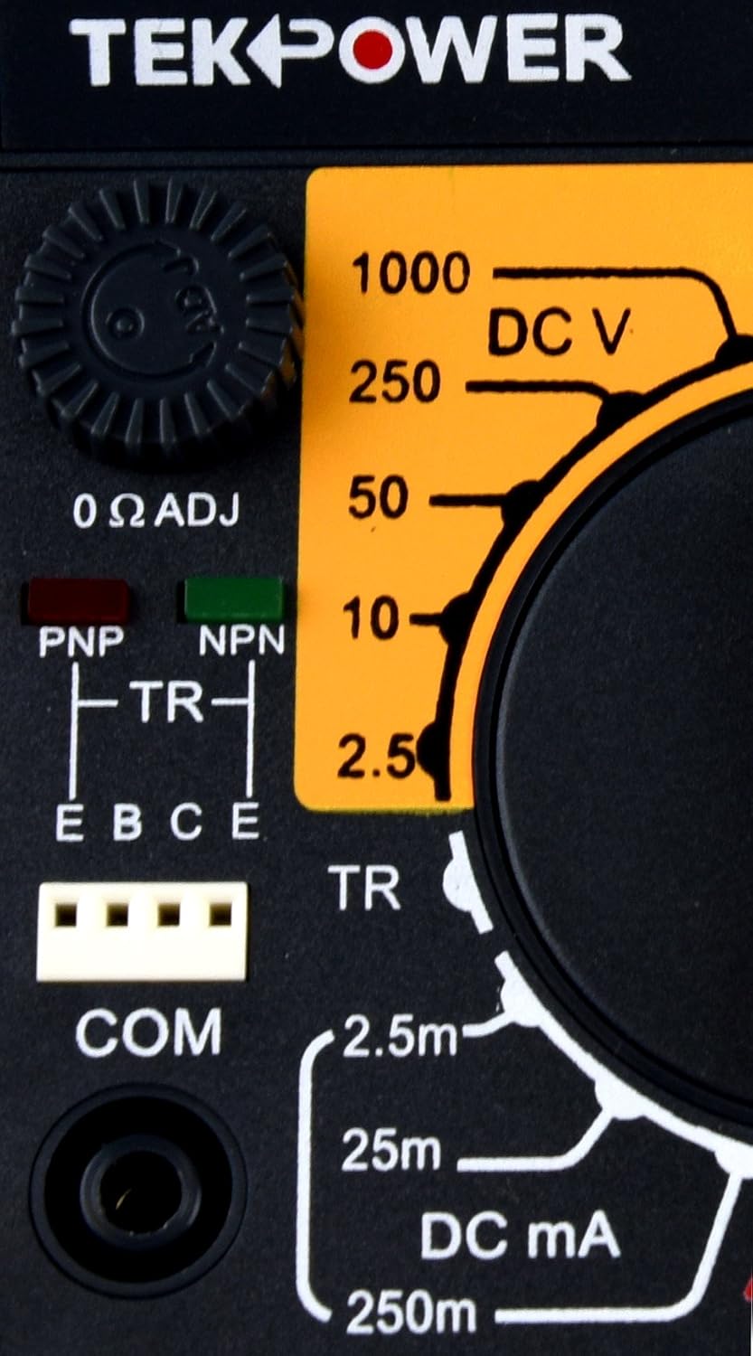 Prim-plan al stației de testare a tranzistorilor și al selectorului de interval DCV al multimetrului analogic Tekpower TP8260L