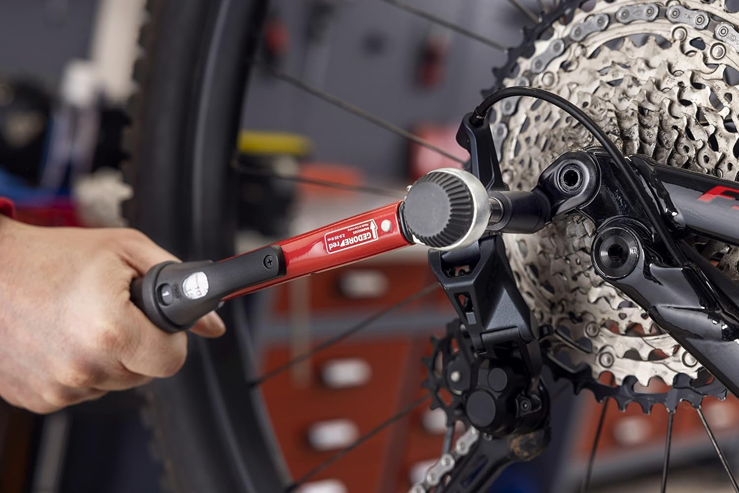 GEDORE rojo Fahrrad Werkzeugset Profi für die Werkstatt, 25-teilig, Rollgabelschlüssel, Bitschraubendreher 1/4', Universal-Reparaturset mit Tasche, R21702025, Schwarz/Rot