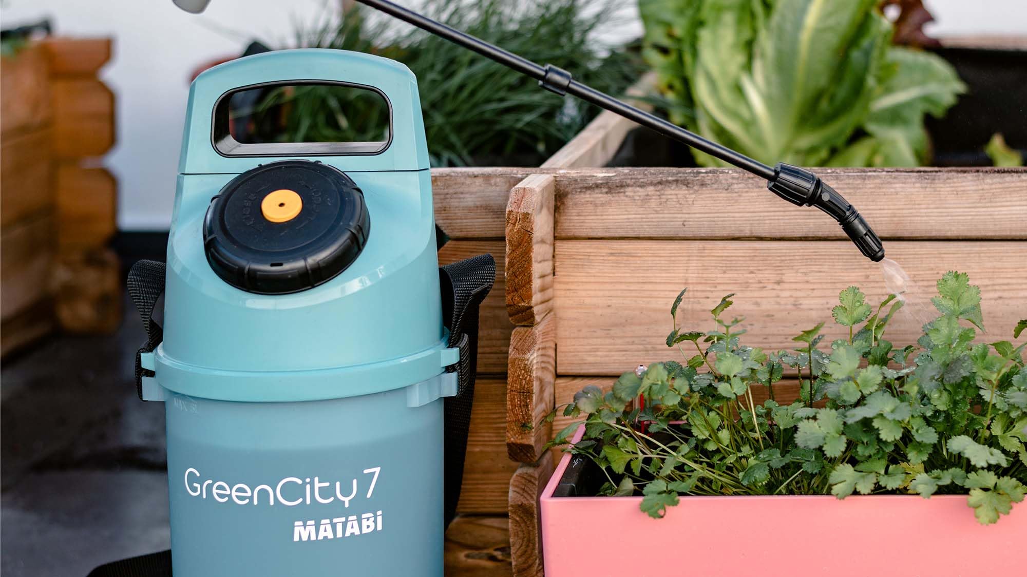 Pulverizador GreenCity 7 - Capacidad Útil de 5L - Lanza y Manguera - Válvula de Seguridad - Depósito Translúcido - Boquillas Intercambiables - Ideal para Terrazas y Huertos - Fabricado en Europa