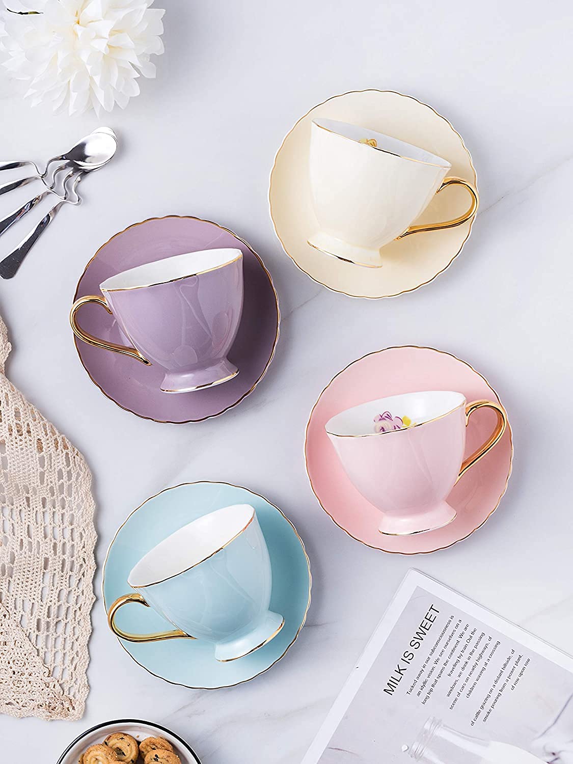 Szklanki do picia, szklane filiżanki, filiżanka do espresso i spodek w stylu europejskim, zestaw 4 filiżanek do kawy i herbaty z porcelany kostnej do domowej kuchni na spotkanie przy herbacie (4 różne