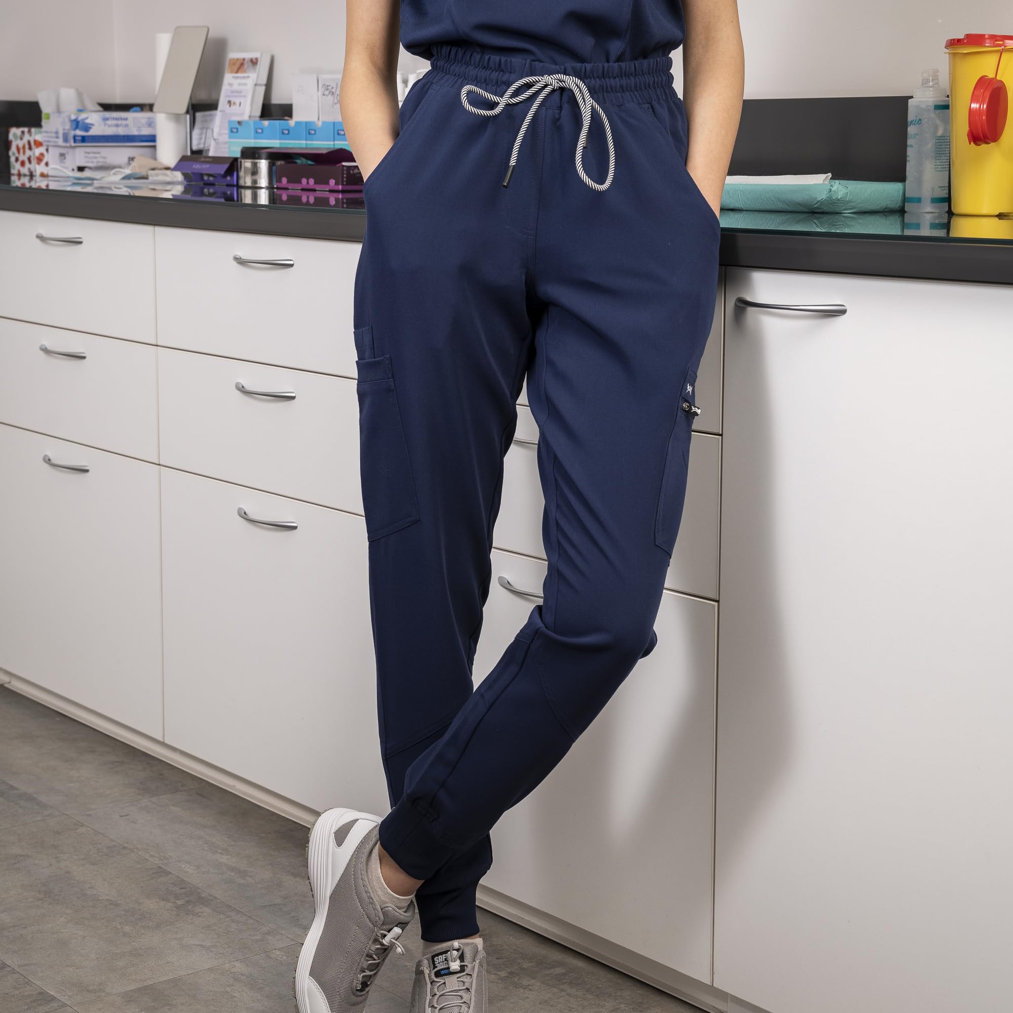 B-well Ricci Pantalón Sanitario Mujer Pantalones Sanitarios Mujer Uniformes Sanitarios Mujer con Elastano 7 Bolsillos