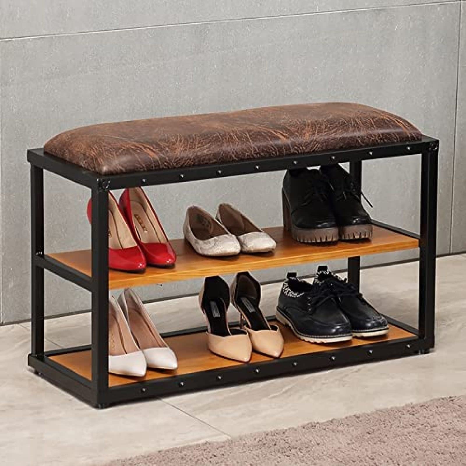 Banc à chaussures rustique marron idéal pour aménager une entrée chaleureuse et ordonnée