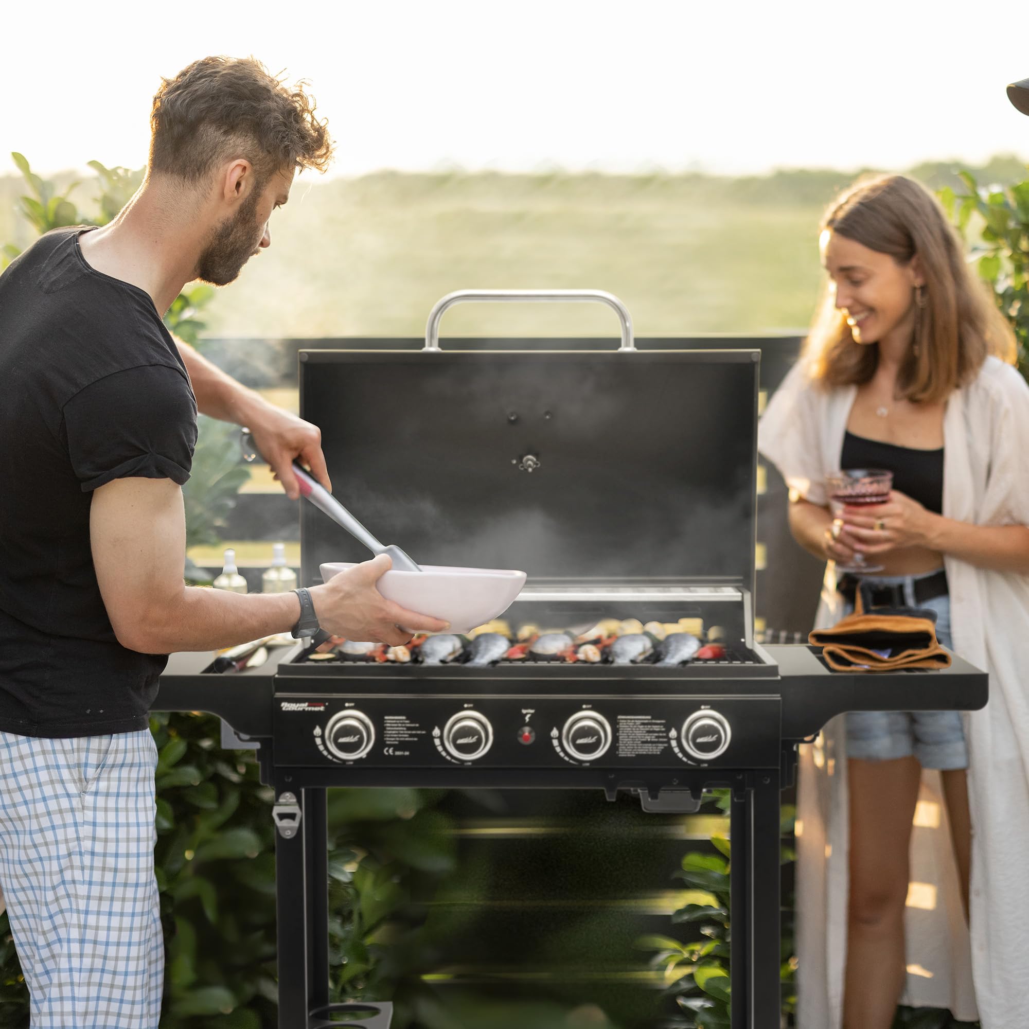 Royal Gourmet 4 Brenner Gas Grillwagen, 12 kW BBQ-Gasgrill mit Seitenablagen und Flascheregal, Campinggrill für Outdoor Garten Party Schwarz