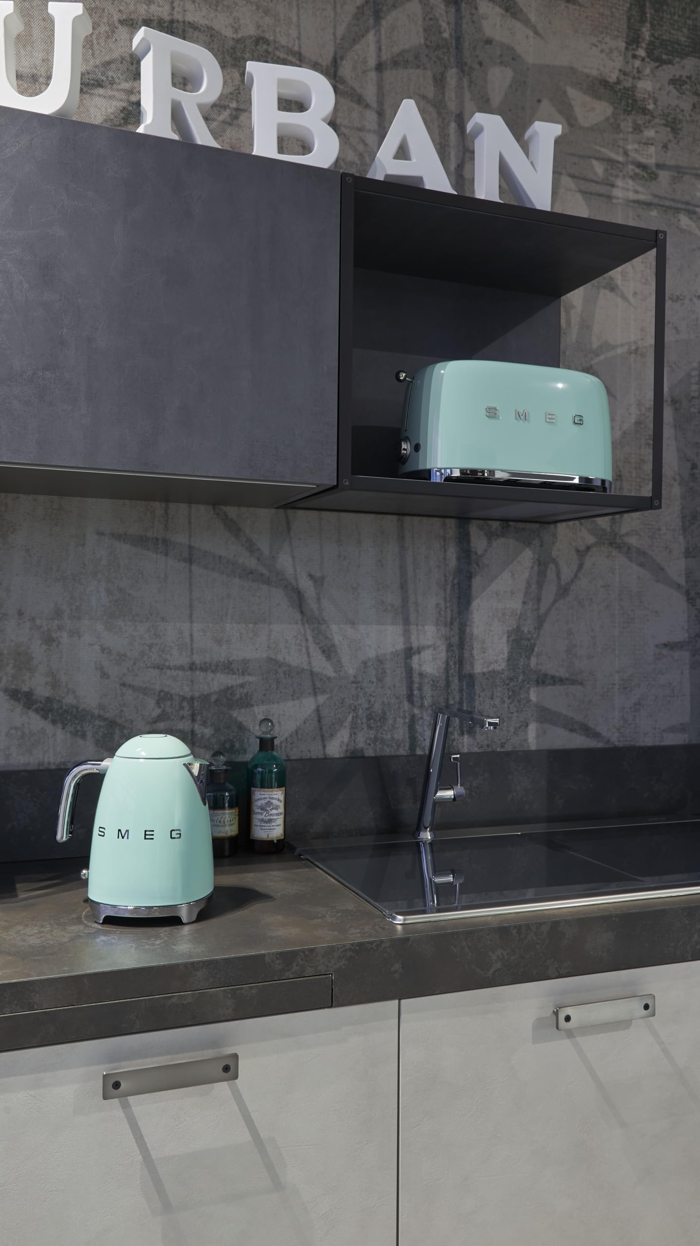 SMEG 2 Slice Toaster with 6 Presets and Defrost Function and Removable Crumb Tray TSF01WHUS, White: 4 Slice Pastel Green