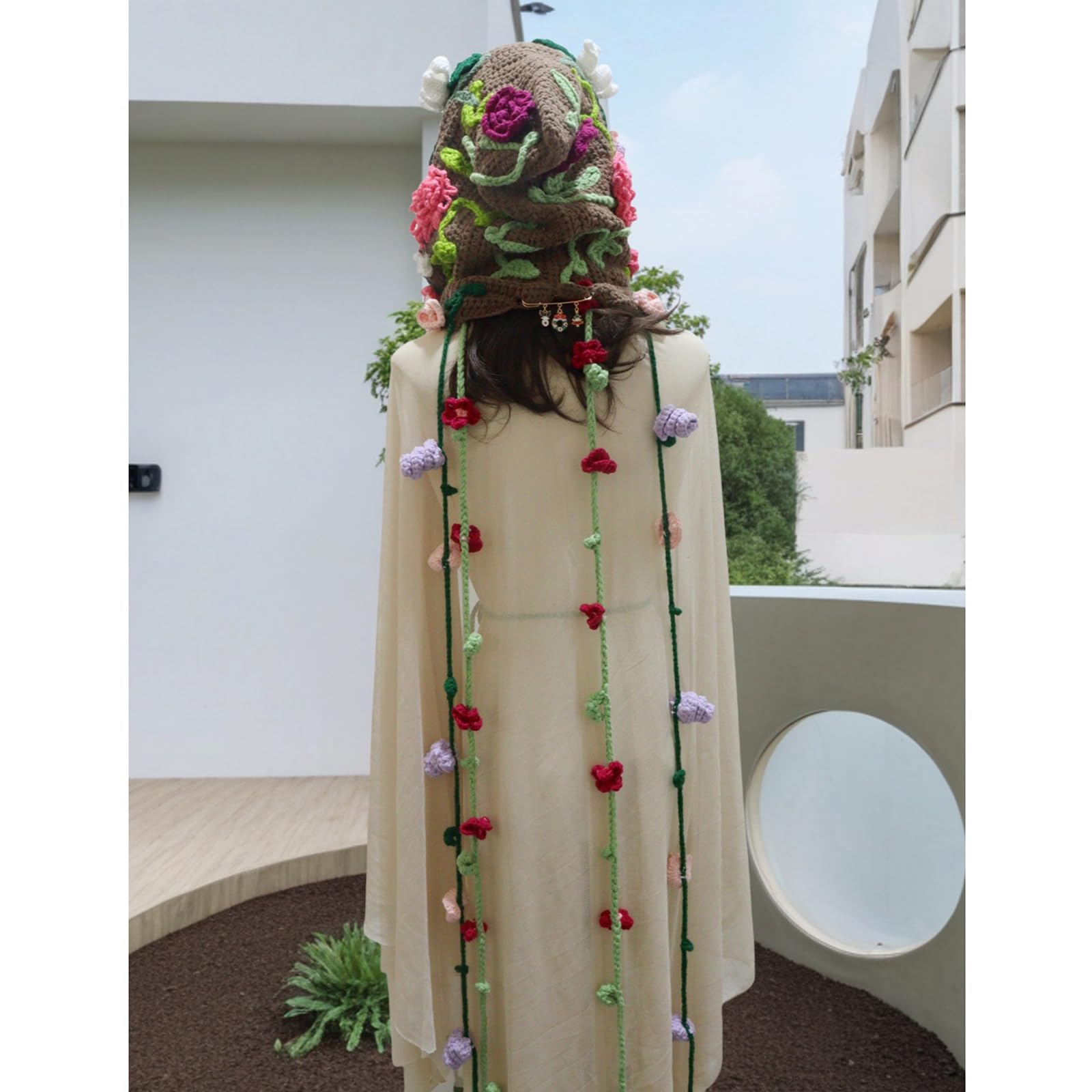 Handgefertigte, gehäkelte Cape-Mütze mit Blumenmuster, Wintermütze mit Kapuze und Quasten für Damen, ideal für Outdoor-Aktivitäten