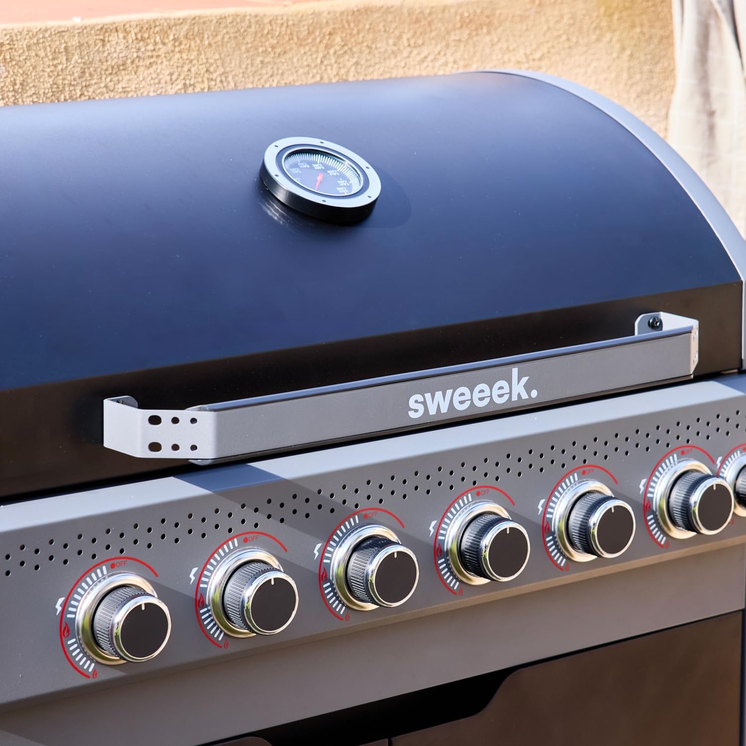 sweeek - Barbecue au gaz Edmond noir - 6 brûleurs + 1 feu latéral. avec thermomètre. L 132x P62 x H143 cm
