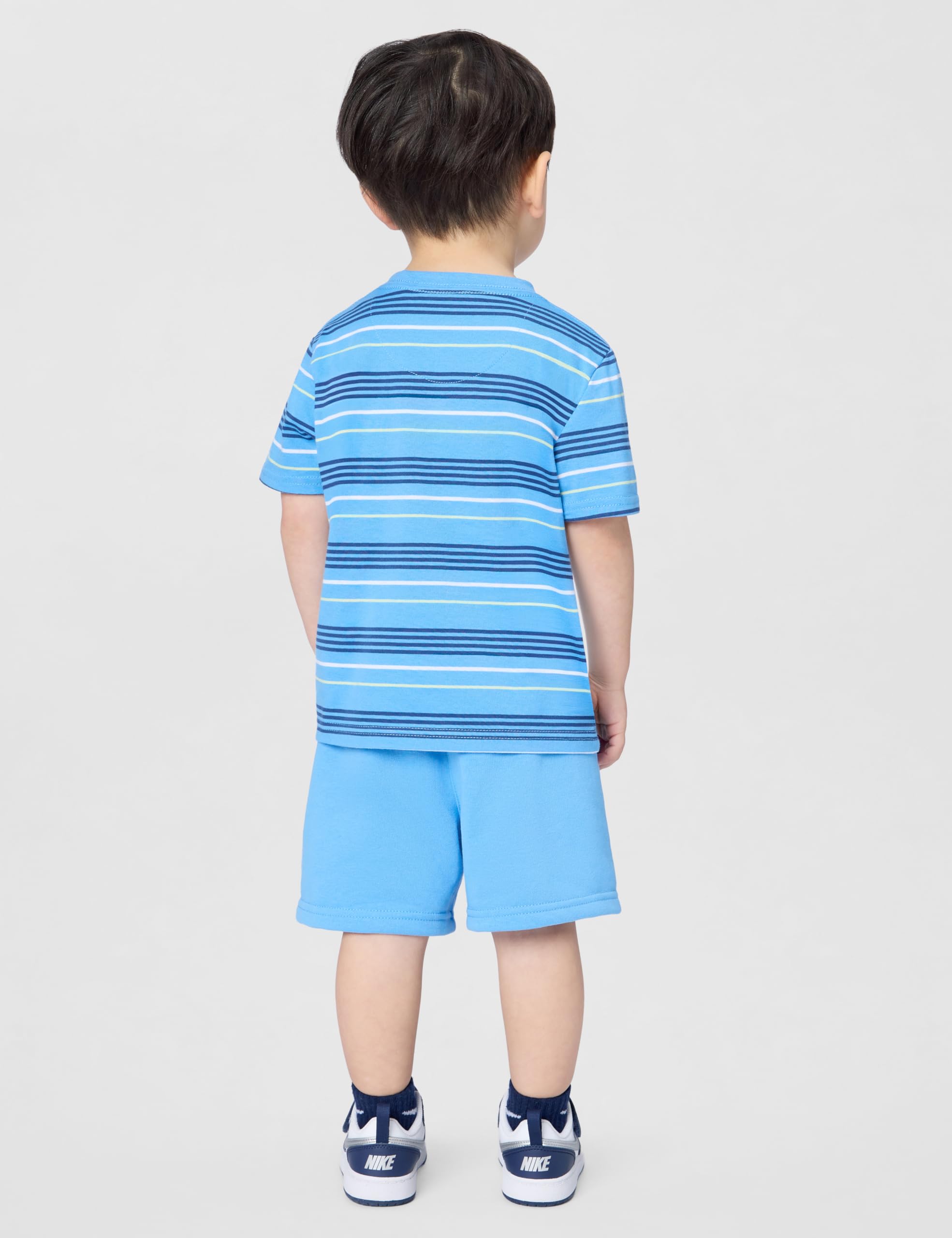 Nike Jungen Streifen Sportswear Club T-Shirt und Shorts 2-teiliges Outfit Set