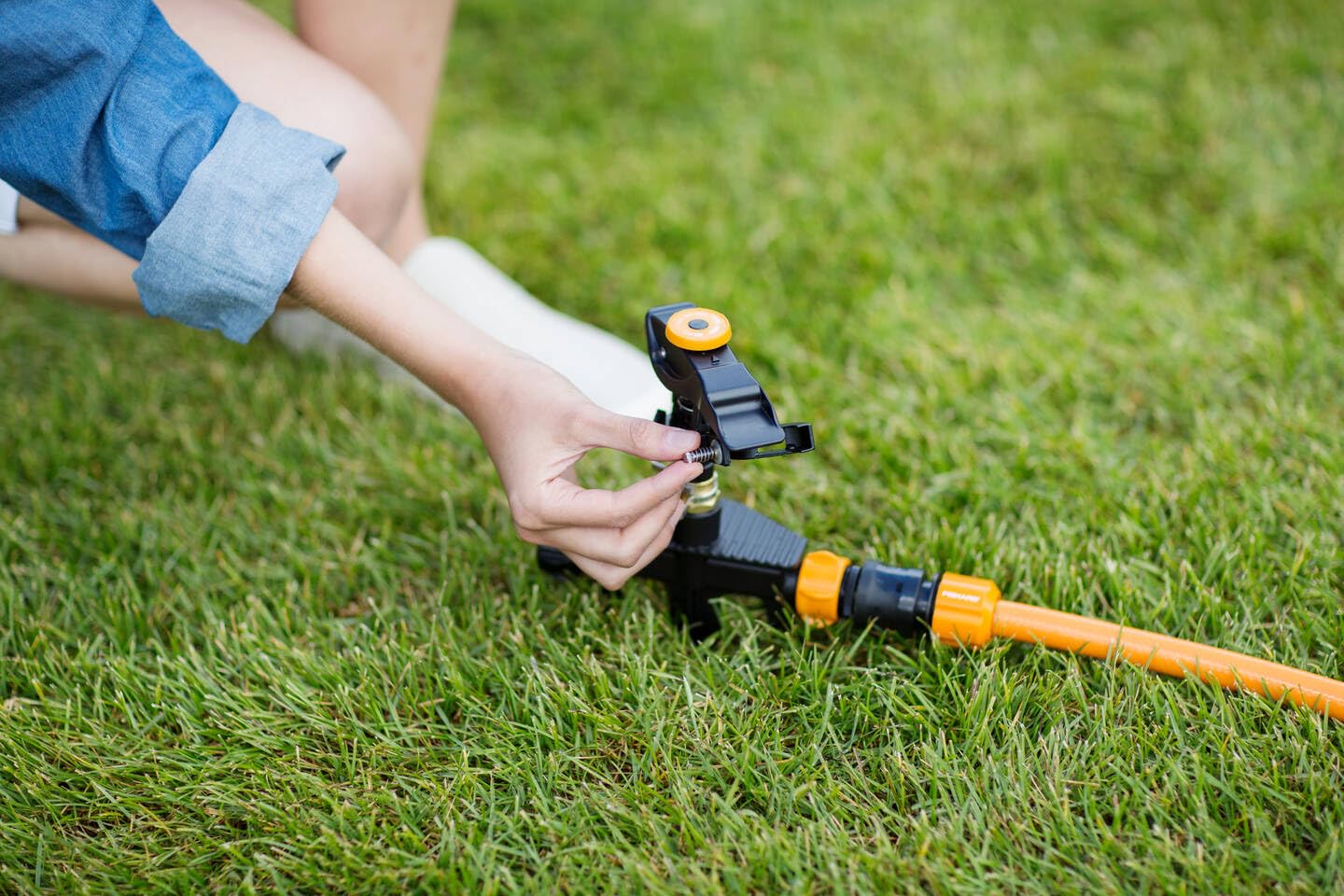 Fiskars Irrigatore a Impulso XL di Metallo con Ruote, Con Distanza | Getto e Rotazione Regolabili, Misura Universale, Portata Ø 26 m, 938 g, Nero/Arancione, 1023656