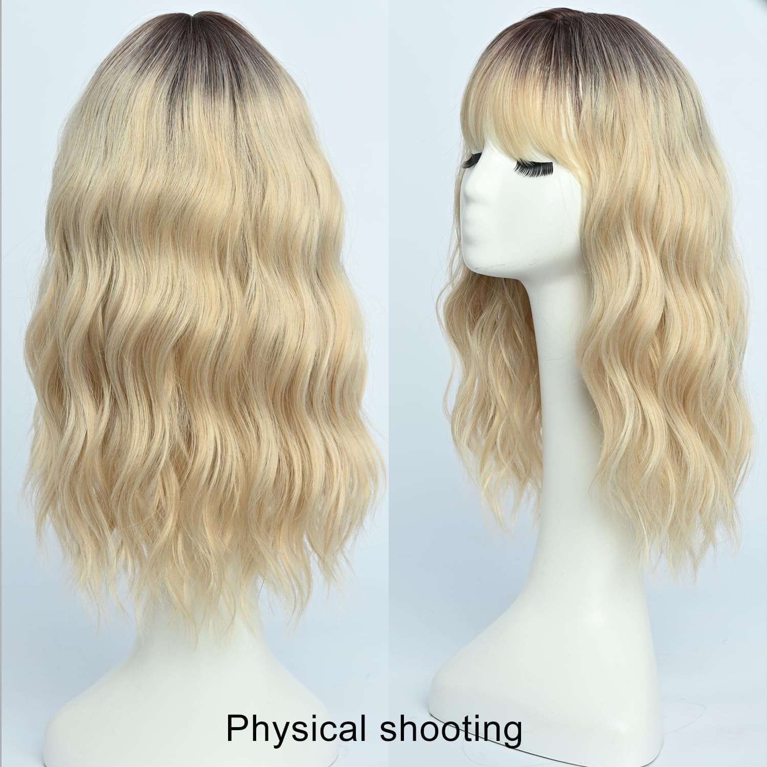 SIMKAYLEE Parrucca lunga bionda con frangia per donna, parrucca di lunghezza media con radice scura, per donna, capelli lunghi ondulati naturali con sfumature, resistente al calore, per feste