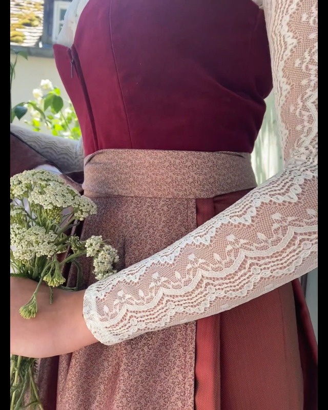 Edelnice Trachtenmode Midi Dirndl Lilly, velluto rosso, con grembiule