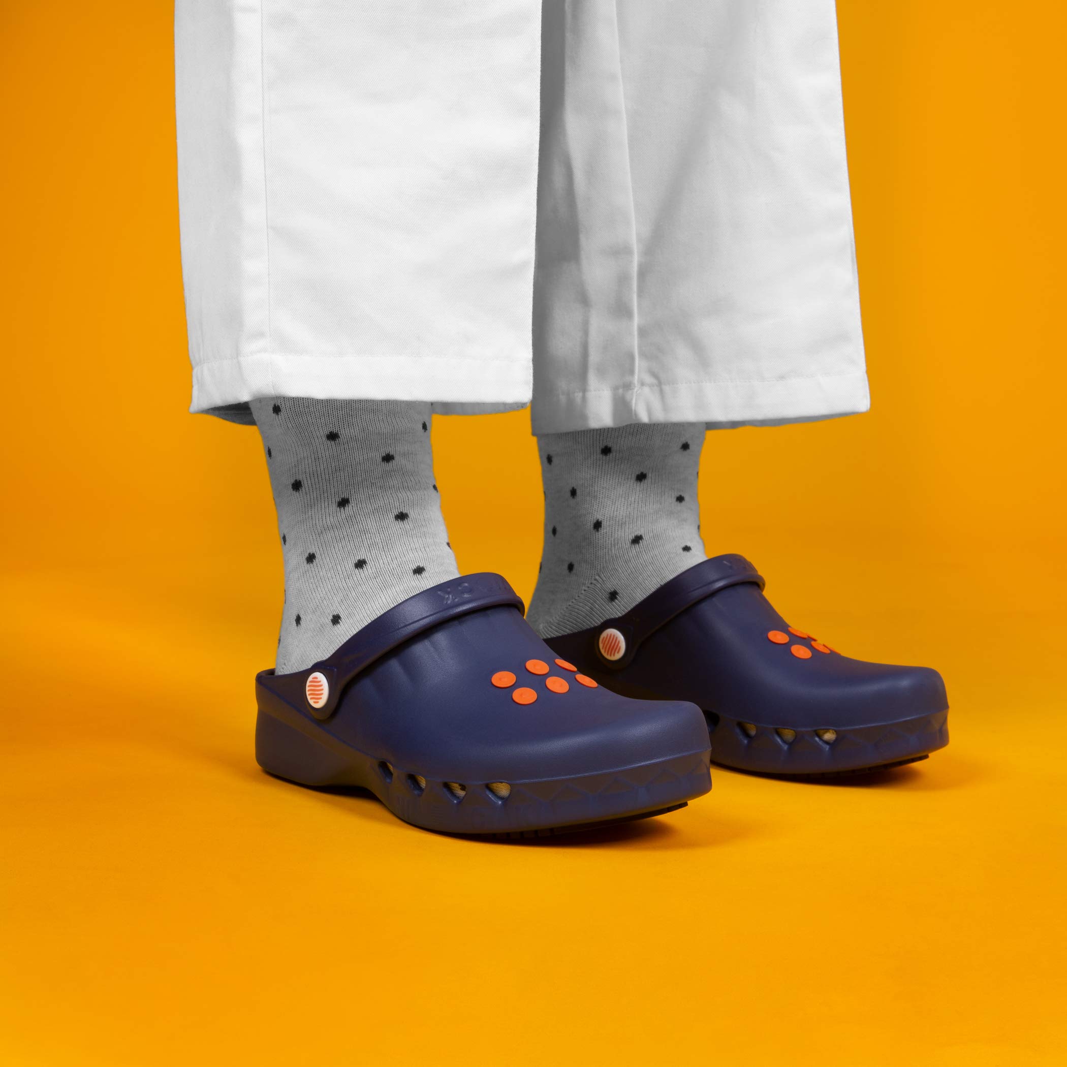 WOCK Nube Senza Soletta, Zoccolo Sanitario Donna e Uomo, Zoccoli Sanitari Leggeri Antiscivolo SRC, Antistatico e Traspirante Com Cinturino