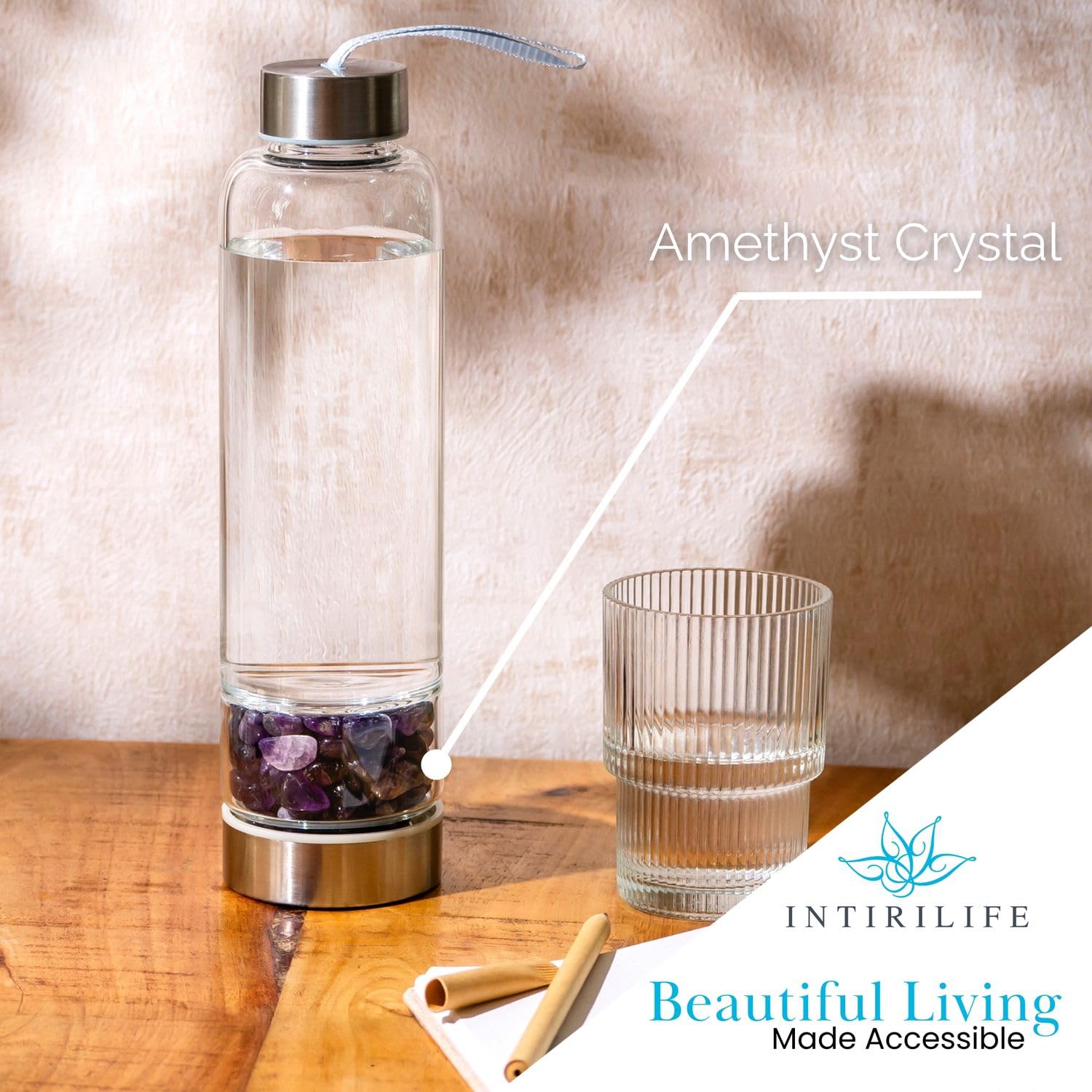 INTIRILIFE Botella de agua con piedras curativas y funda Gris - Amatista - Capacidad de 400 ml - Botella con piedras preciosas, minerales