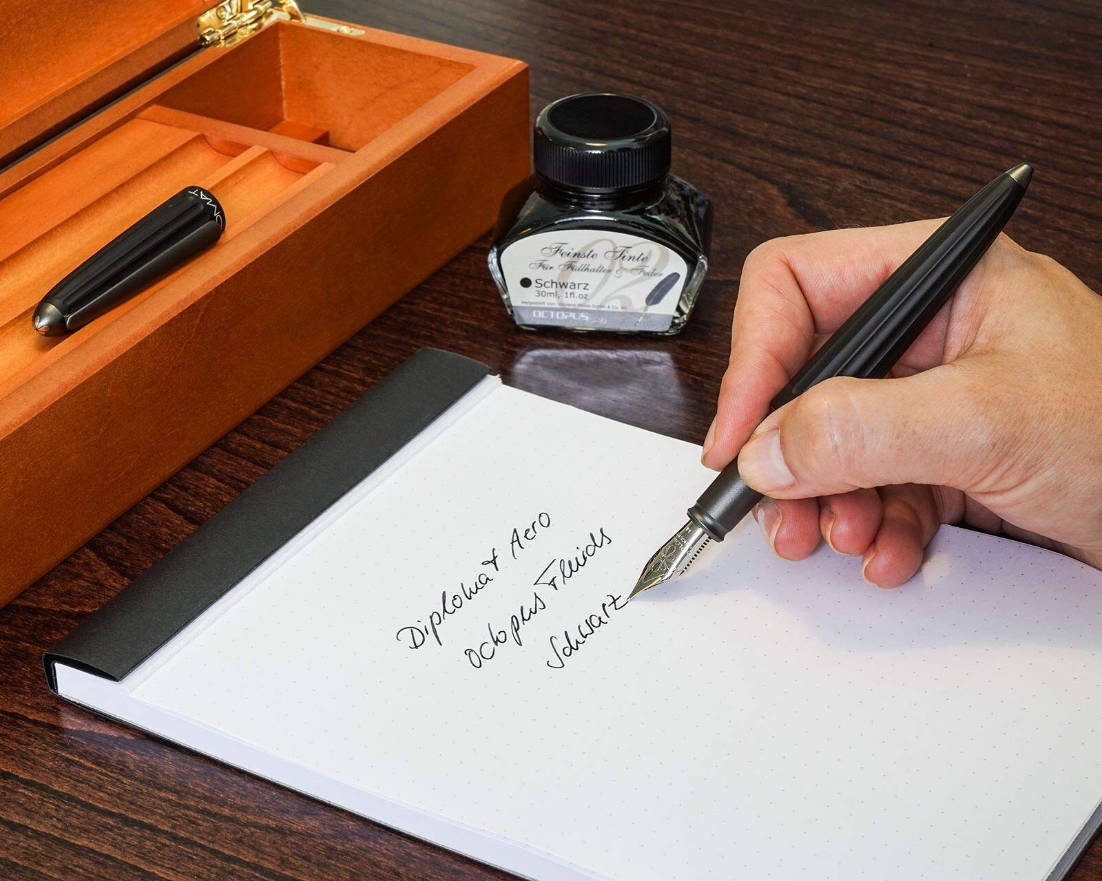 Diplomat Aero Füllhalter-Set Schwarz, Holzbox Wenge | Mit Edelstahlfeder M, 30 ml Octopus Tinte Königsblau, Konverter und Holzschatulle aus Wengeholz als Stifteetui