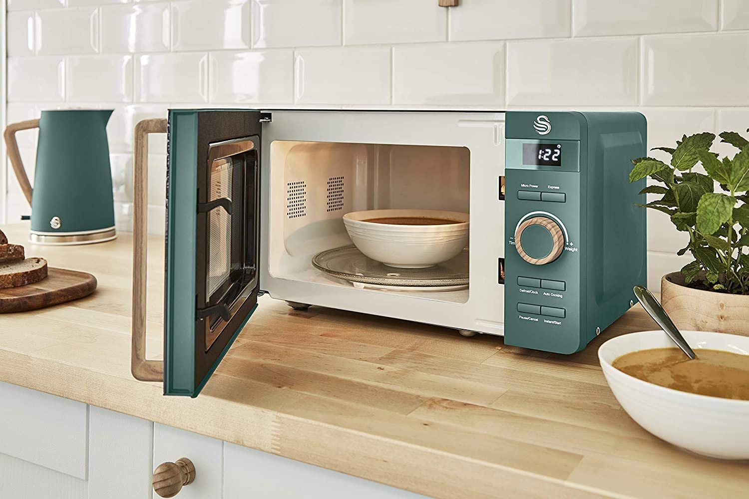 Swan Nordic Digital Mikrowelle 20L, 6 Betriebsstufen, 800W Leistung, Timer 30 min, Easy Clean, Auftaumodus, Modernes Design, Griff in Holzoptik, Matt Grün