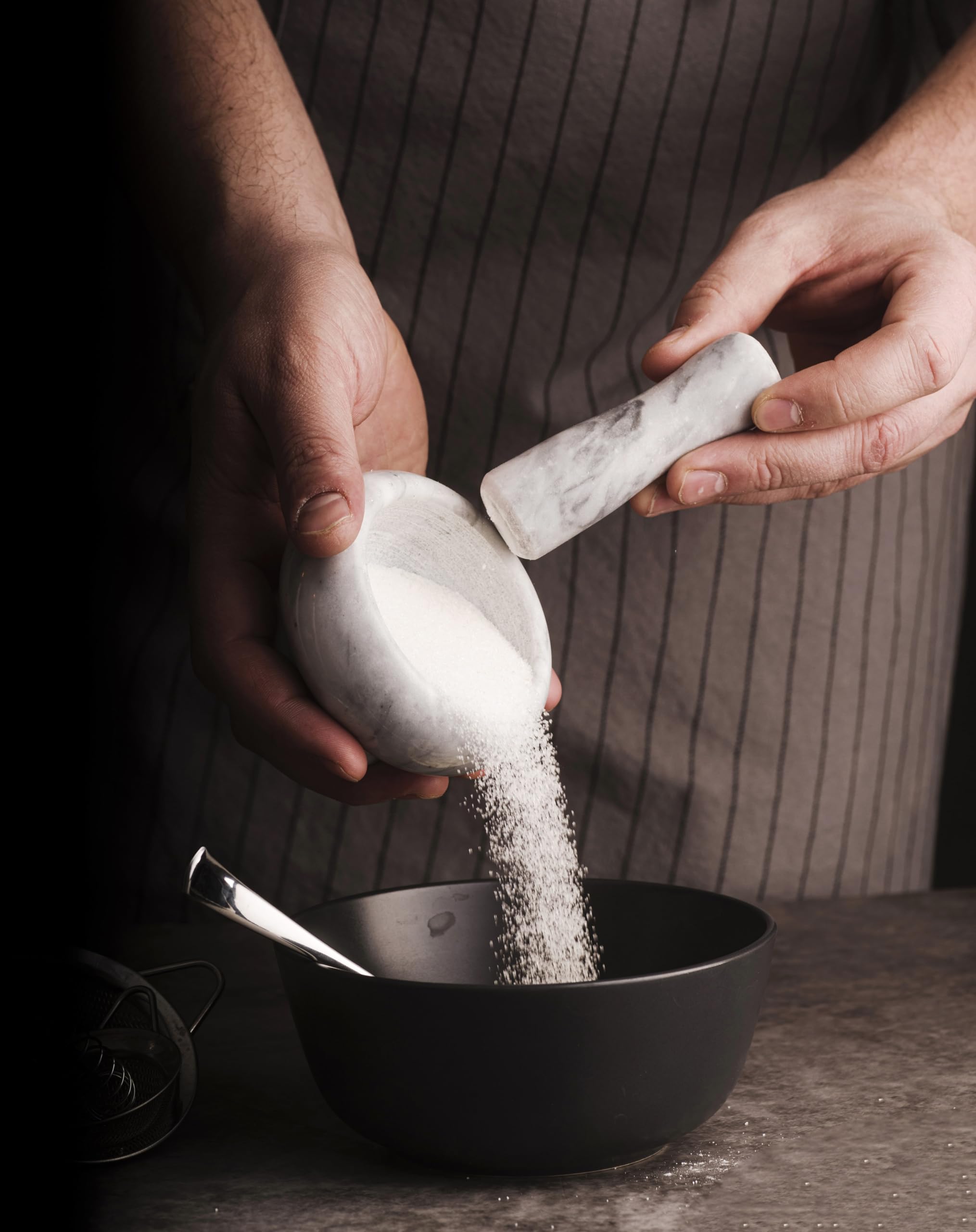 AJINOMOTO de Glutamate Monosodique 1 Kilo + Nouveau Pot Doseur Spécial, Assaisonnement Umami en Poudre avec Glutamate Monosodique (MSG) (1 X 1000 GR)