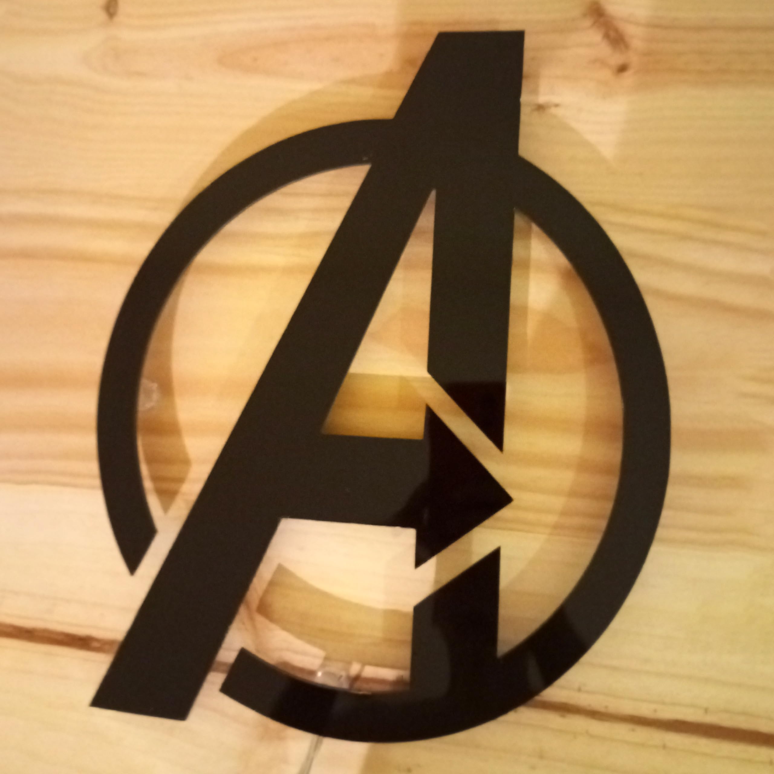 Cartel neon-led inspirado logo Avengers Vengadores luz pared - Letrero luminoso para colgar en la pared inspiración Marvel los vengadores Personalizable