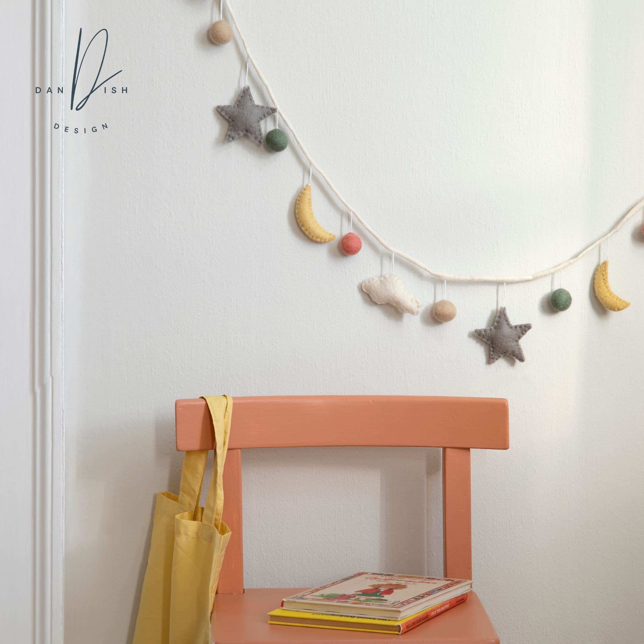 Én Gry & Sif Guirnalda de luna y estrellas de fieltro, decoración para habitación infantil, hecha a mano, decoración de pared para habitación de bebé, 190 cm, 12213