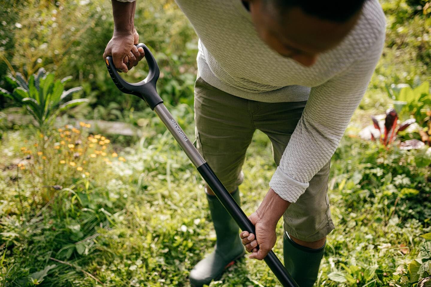 Fiskars Fourche à bêcher pour sols durs et pierreux, Avec 4 dents, Longueur : 132 cm, Acier au bore de haute qualité, Gris/noir, Ergonomic, 1070679