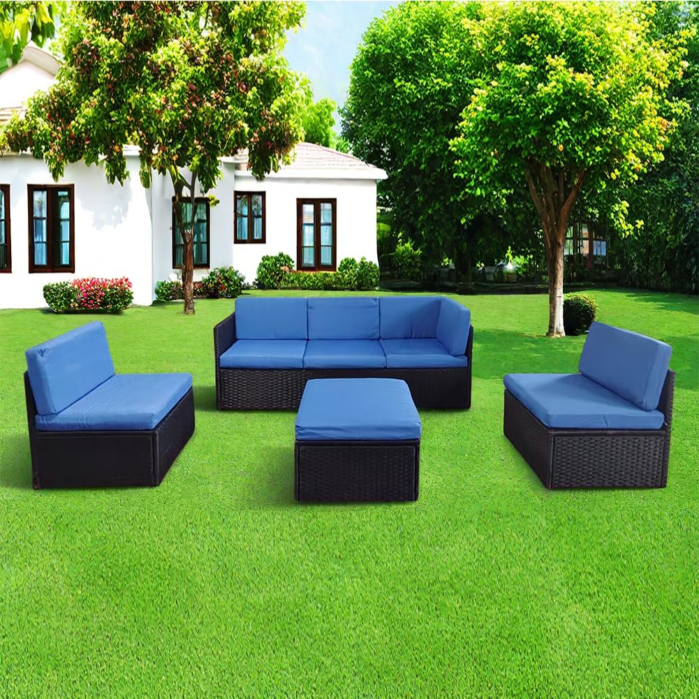 BAKAJI Set Divano 4 Pezzi da Giardino in Polyrattan con Pouf 5 Posti, Salotto per Arredamento da Esterno con Struttura in Metallo e Cuscini Imbottiti Salottino per Terrazzo Moderno (Blu)