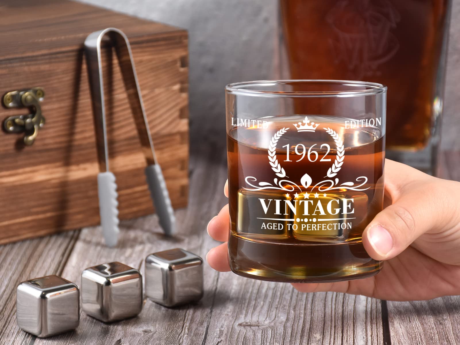 60e verjaardagscadeaus voor mannen, vintage 1965 whiskyglazen set - 60e verjaardagsdecoraties - 60 jaar jubileum, verjaardag cadeaus ideeën voor hem, vader, echtgenoot, vrienden - houten doos