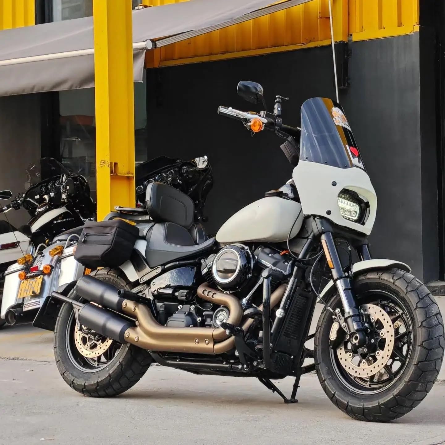 Zdejmowane oparcie motocykla Pasuje do Harley Fat Bob 114 FXFB FXFBS 2018-2025 tylne oparcie motocykla pasażer wielofunkcyjny regulowany sissy bar(Black Pad Chrome Bar)