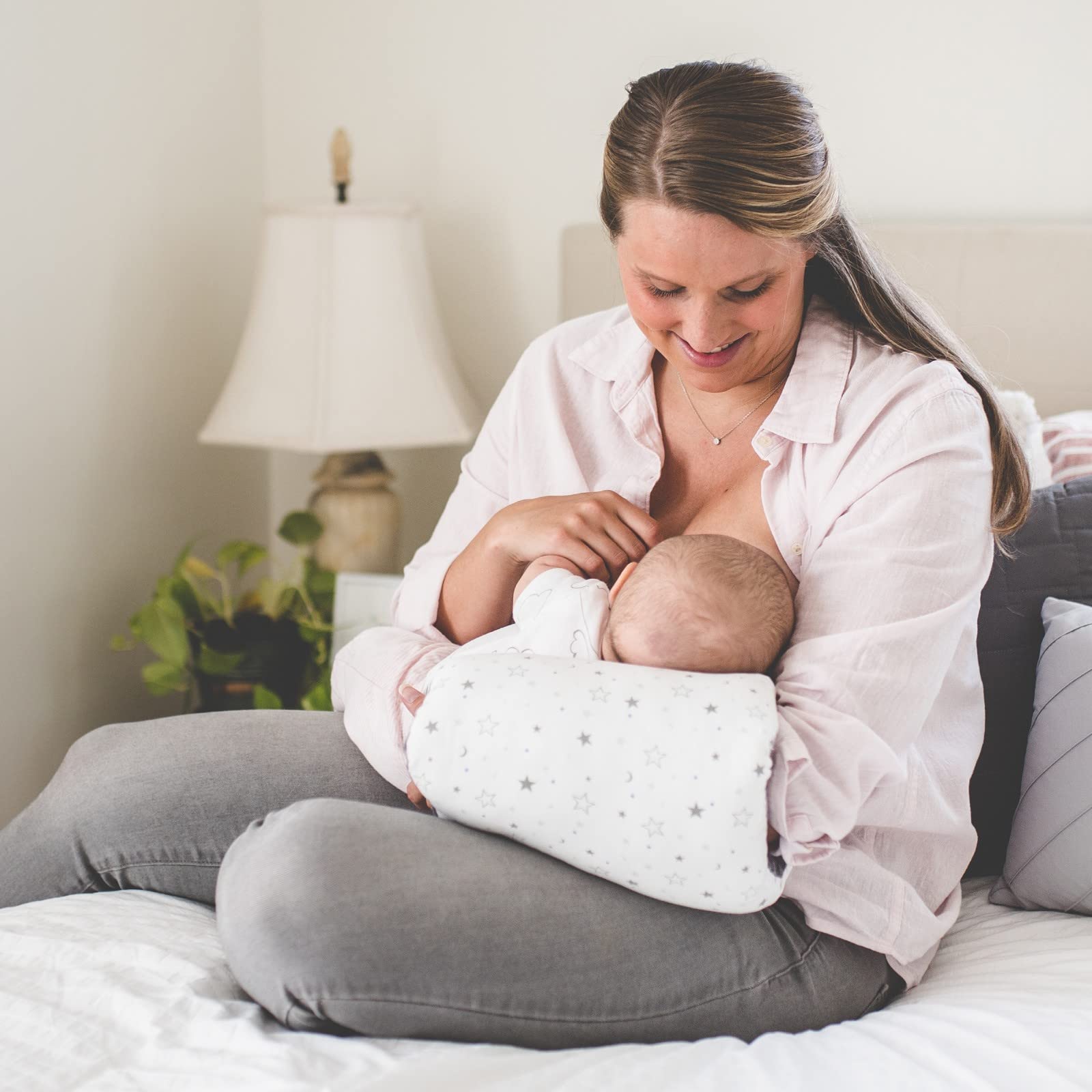 Lansinoh Cojín de Lactancia, Viajar y llevarlo contigo. Permite Diferentes Posiciones para Dar el Pecho, Comodidad para la mamá y el bebé