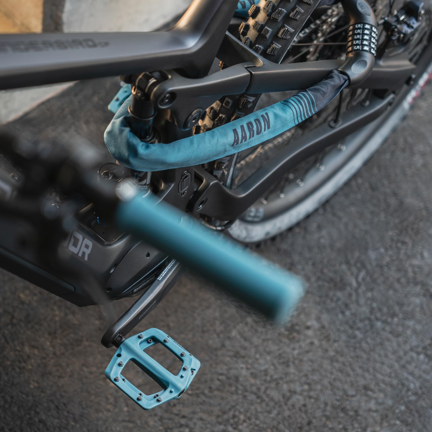 AARON Dirt MTB Pedali in fibra di nylon ultraleggera con cuscinetto a sfera industriale sigillato – antiscivolo grazie a 8 perni intercambiabili – Piattaforma per bici da dirtbike, e-bike, downhill,