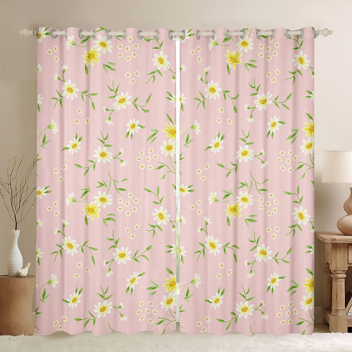 Cortinas de margaritas amarillas y blancas que llenan de ternura la habitación infantil