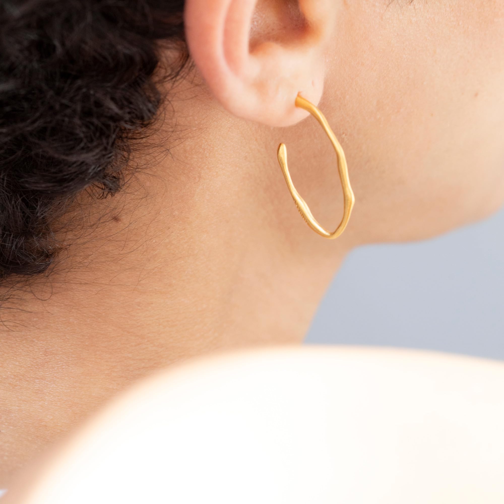 GOLDENE OHRRINGE CLARA | Entworfen von Joidart | Clara-Sammlung | 24K vergoldetes Metall | mattes Finish