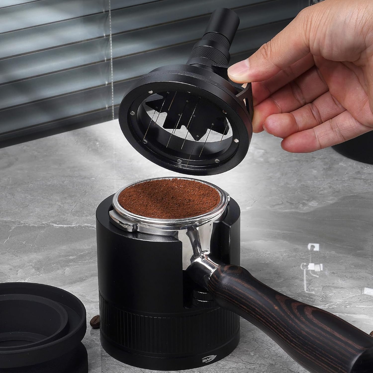IKAPE 51 MM WDT-Werkzeug, Espresso-Rührer-Verteilungswerkzeug, einstellbare Nadelhöhe, Kaffeerührer mit Dosiertrichter und Ständer