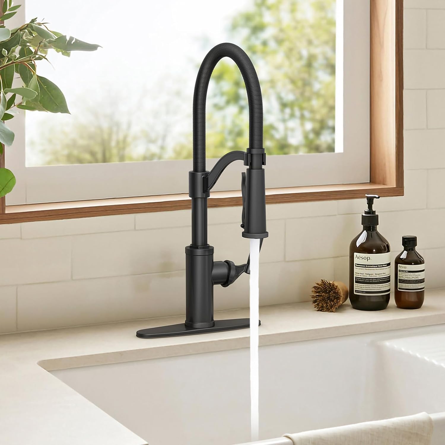 Kitchen Faucet with Sprayer, Single Hole Kitchen Sink Faucet with 3 Hole Panel, Matte Black Faucet for Bars, Hotels, and RVs (Pull Out Sprayer)