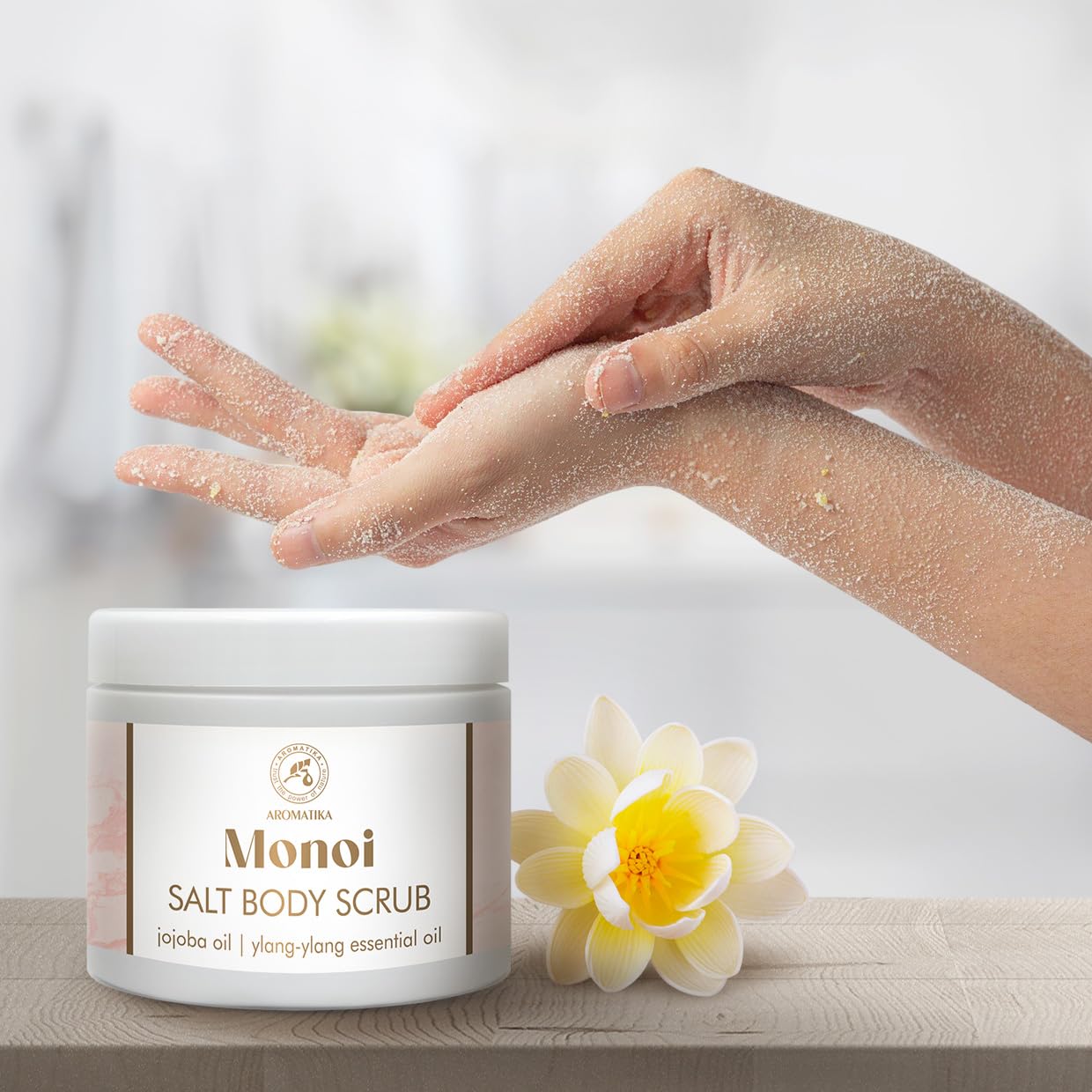 Gommage pour le Сorps Monoi 500 g - Gommage au Sel pour le Сorps - Gommage Corporel à Huile de Jojoba et à Huile Essentielle Ylang-Ylang - Hydratant Corps - Soin de la Peau - Arôme de Fleurs de Tiaré