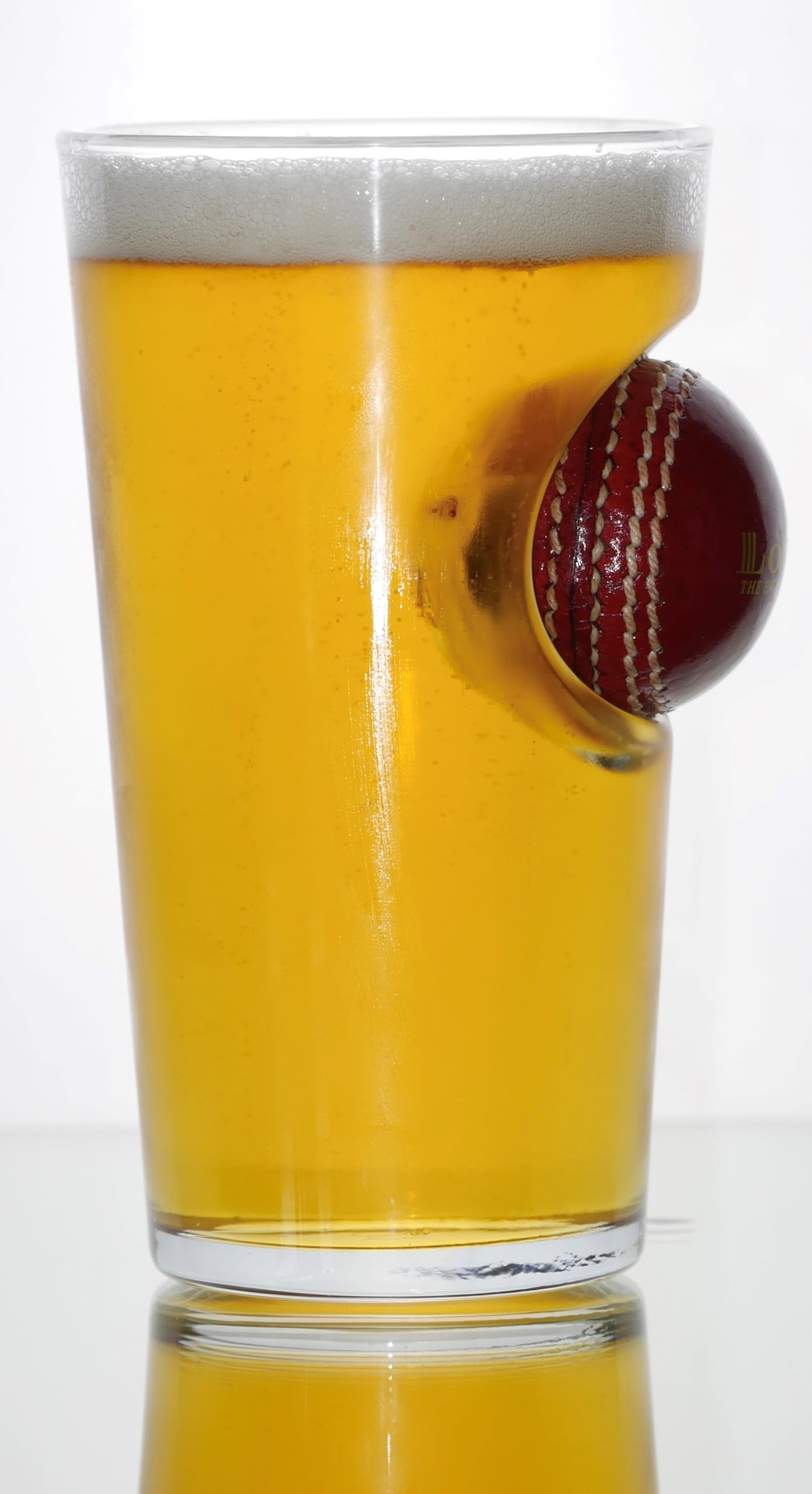 INNIT.STORE Handcrafted Cricket Ball Beer Glass, Unique Pint Glass with Embedded 5.3cm Cricket Ball Embedded, Made in UK