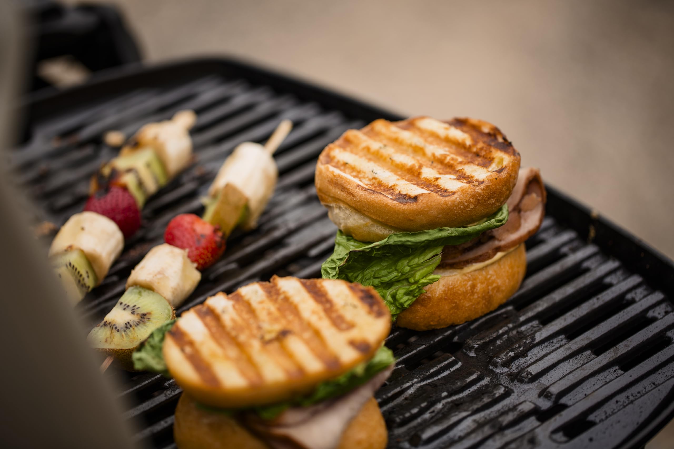 Weber Q 1200 Gasgrill, 43 x 32cm Grillfläche, Portable, 1 Brenner, 2-geteilter porzellanemaillierter Guss-Grillrost, mit Deckelthermometer - Schwarz
