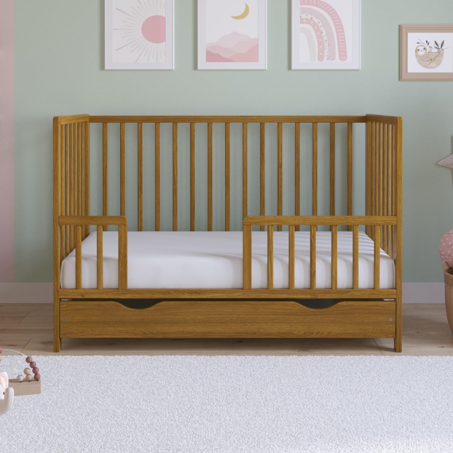 Love For Sleep Asher Lit Bébé 120x60 cm avec Matelas en Mousse Microfibre Matelassée – Lit Enfant en Bois Convertible avec Grand Tiroir et Barrière de Sécurité Incluse Chêne Doré