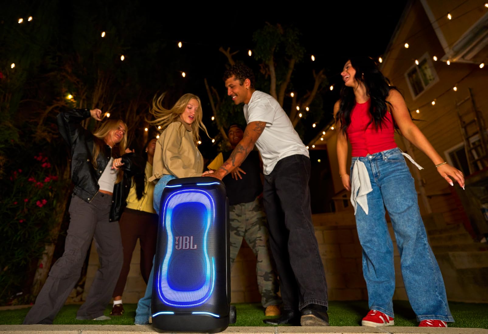 JBL PartyBox 330 Speaker Bluetooth Portatile, Nero | Suono JBL, Spettacolo di Luci Dinamico, AI Sound Boost, Manico Telescopico, IPX4 Resistente agli Schizzi, 18 Ore di Autonomia
