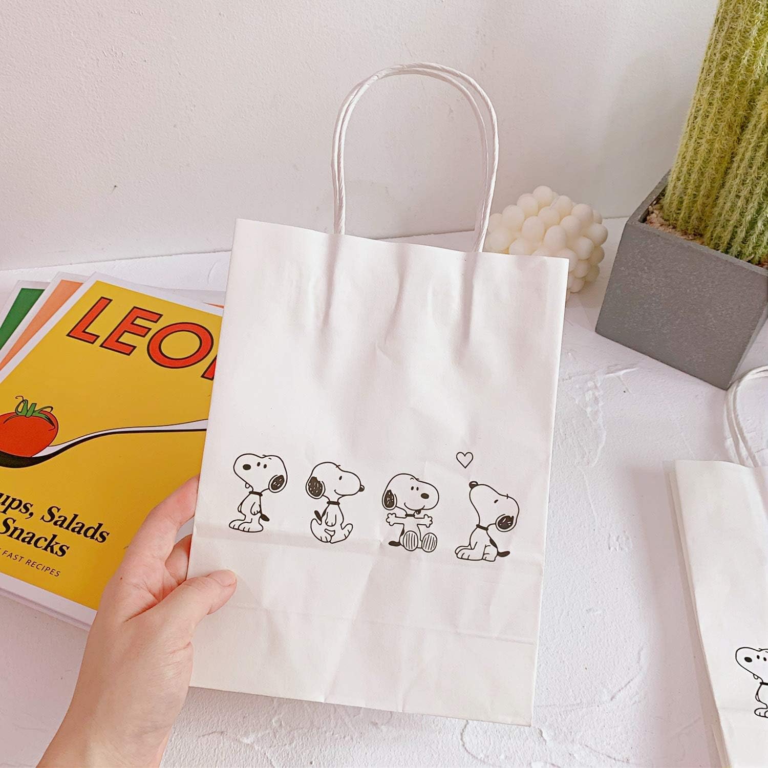 Amazon かわいいスヌーピーギフトバッグ クラフト スヌーピーラッピング袋 紙袋 手提げ袋 プレゼント用 リサイクル可能 ギフトバッグ 袋 文房具 オフィス用品