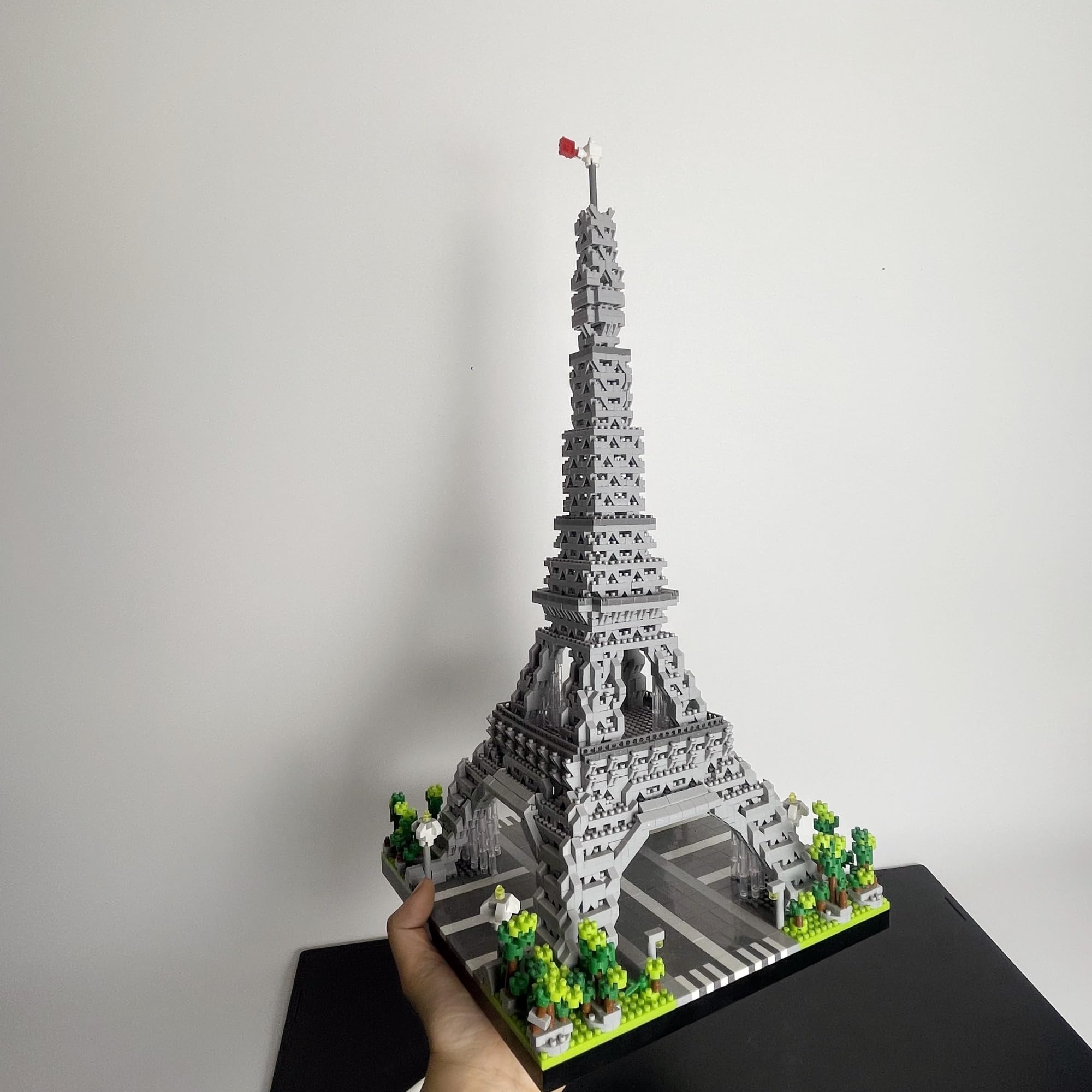 Costruisci lo splendore iconico francese con i micro mini mattoncini della Torre Eiffel di Parigi: divertenti giochi di artigianato per adulti