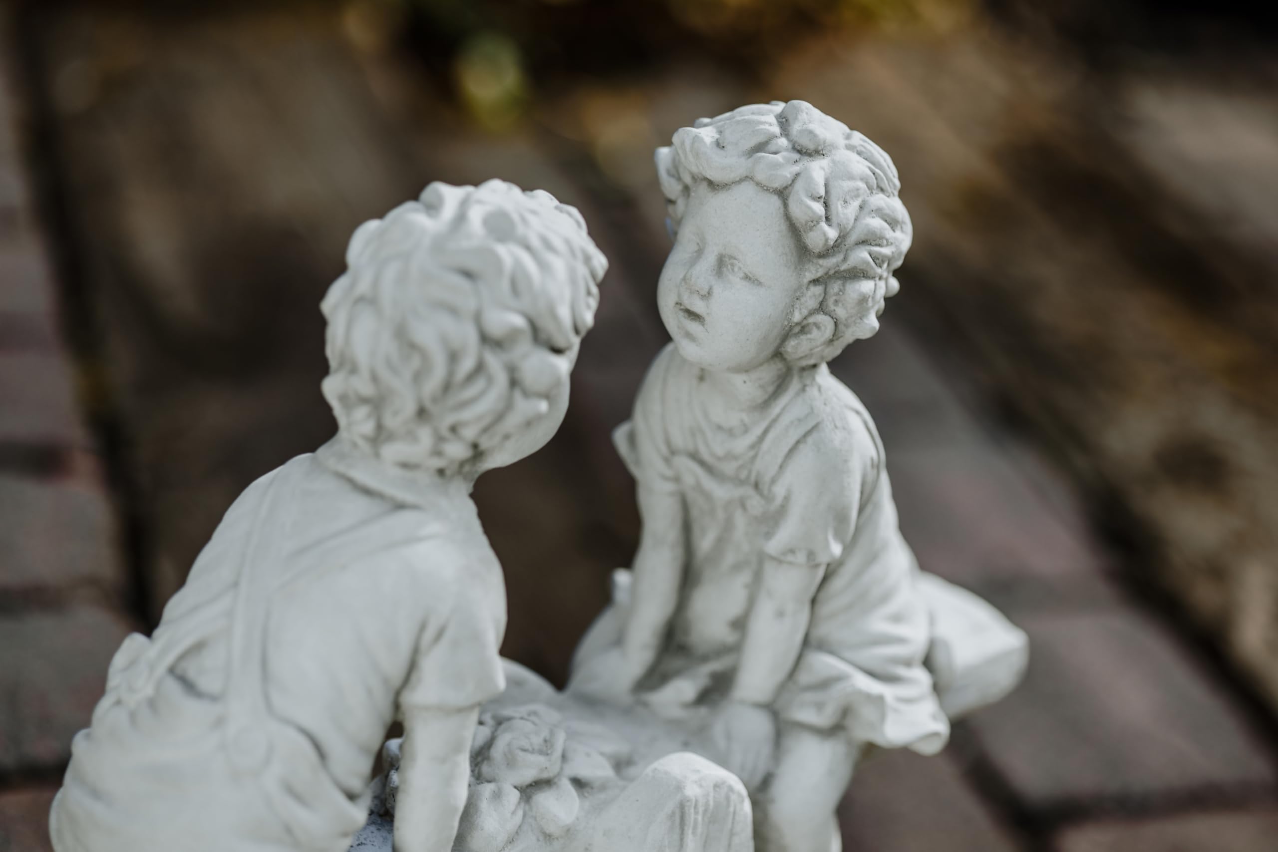 Figure De Pierre Massive Garçon Et Fille Sur Une Balançoire Décoration De Jardin En Pierre Reconstituée, Résistant Au Gel