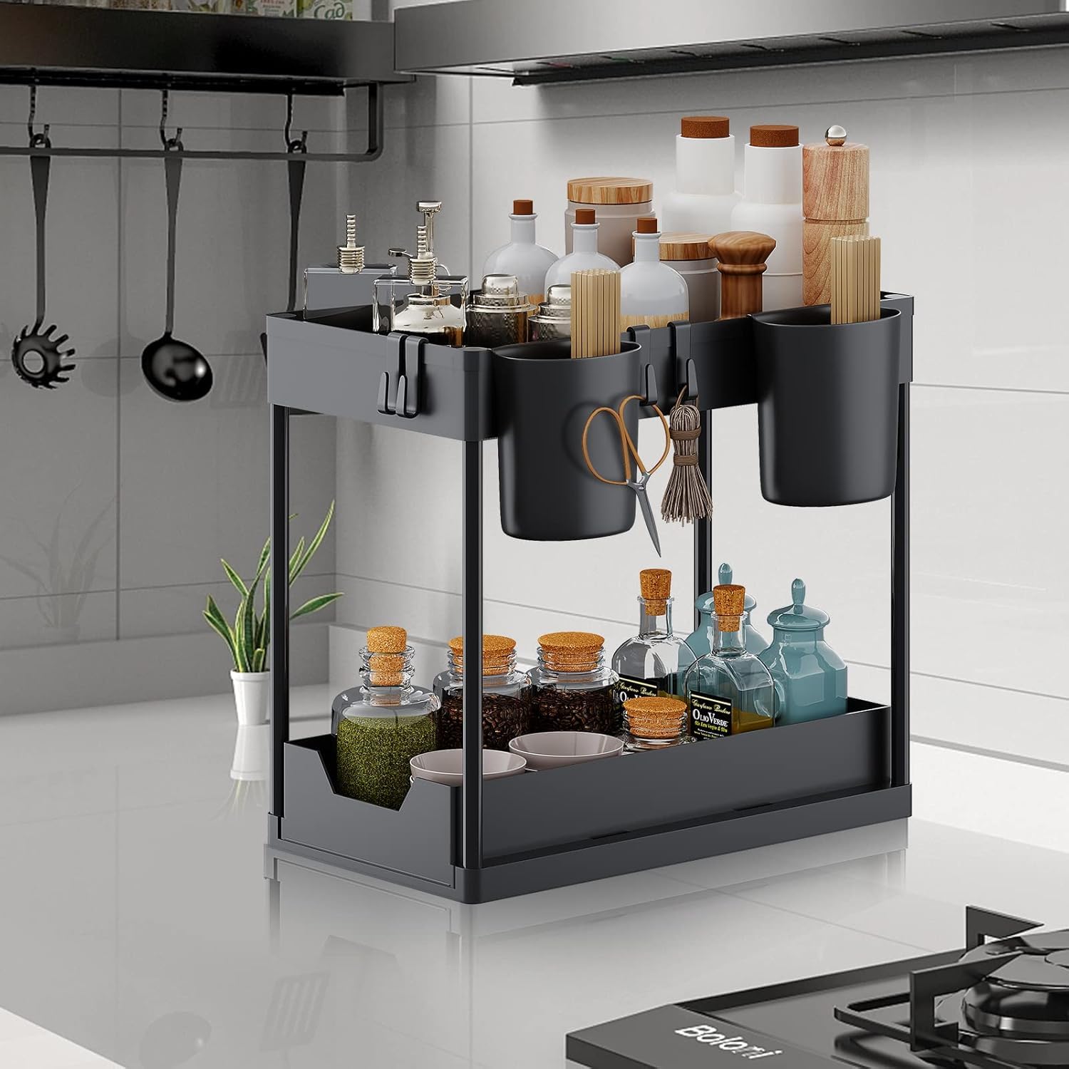 Organizador de 2 niveles para debajo del fregadero con cestas extraíbles deslizantes, estante de almacenamiento de baño con ganchos y tazas, estante de gabinete para encimeras y suministros de