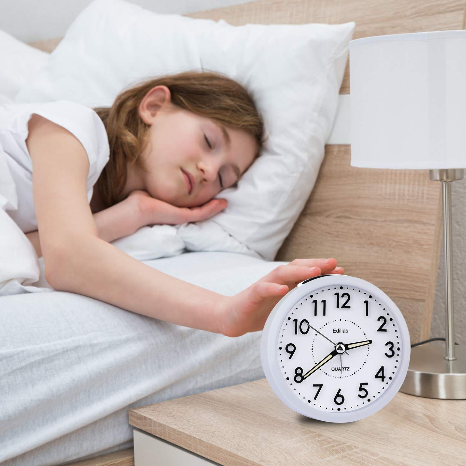 Edillas Réveil De Chevet,Petit Réveil De Voyage Léger à Quartz, Silencieux, sans Tic-Tac Analogique avec Répétition Et Lumière,Alarme Sonore Croissante,Facile à Régler (Blanc 255)