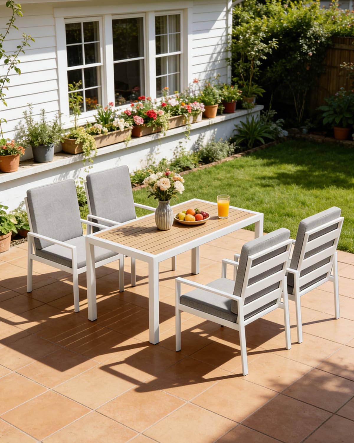 LANOX Gartenmöbel Set mit Tisch & 4 Stühlen – 5-teiliges Garten Essgruppe aus Metall & Aluminium, 140×80 cm Gartentisch, wetterfest, mit Kissen & WPC Tischplatte, Weiß
